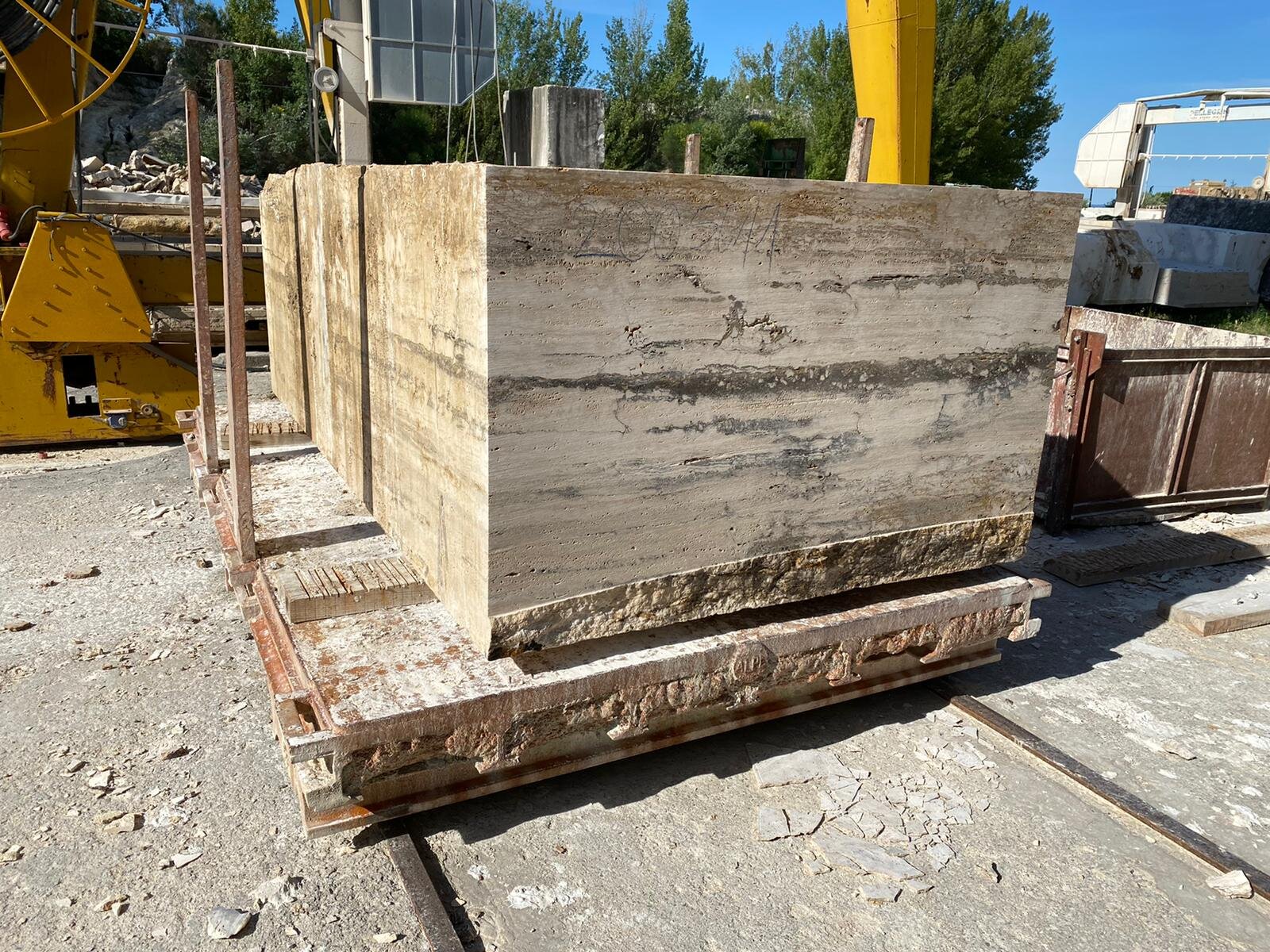 Blocco di Cava Nera squadrato