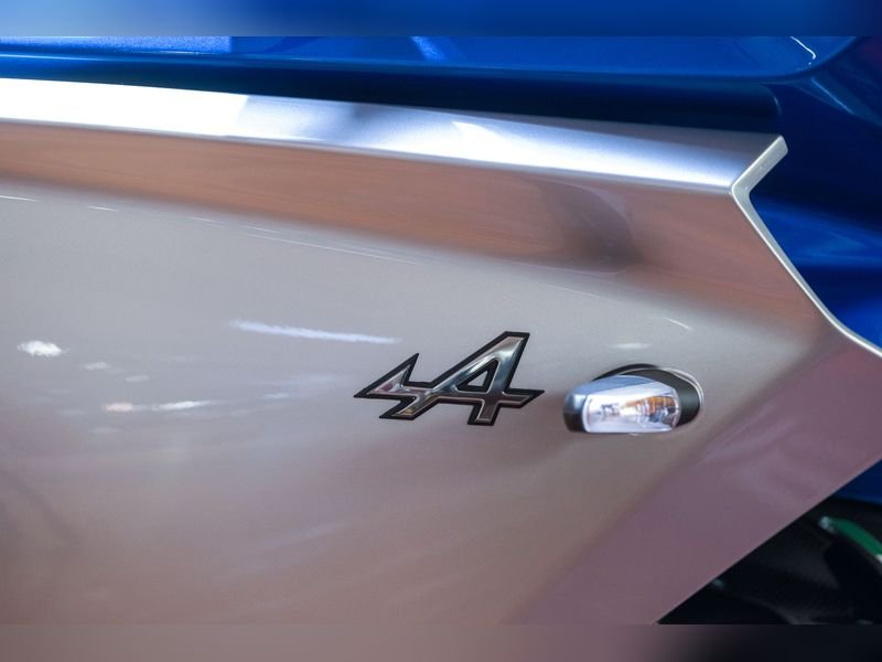 2021-mv-agusta-superveloce-alpine-edition-63a6e88baf4de.jpg
