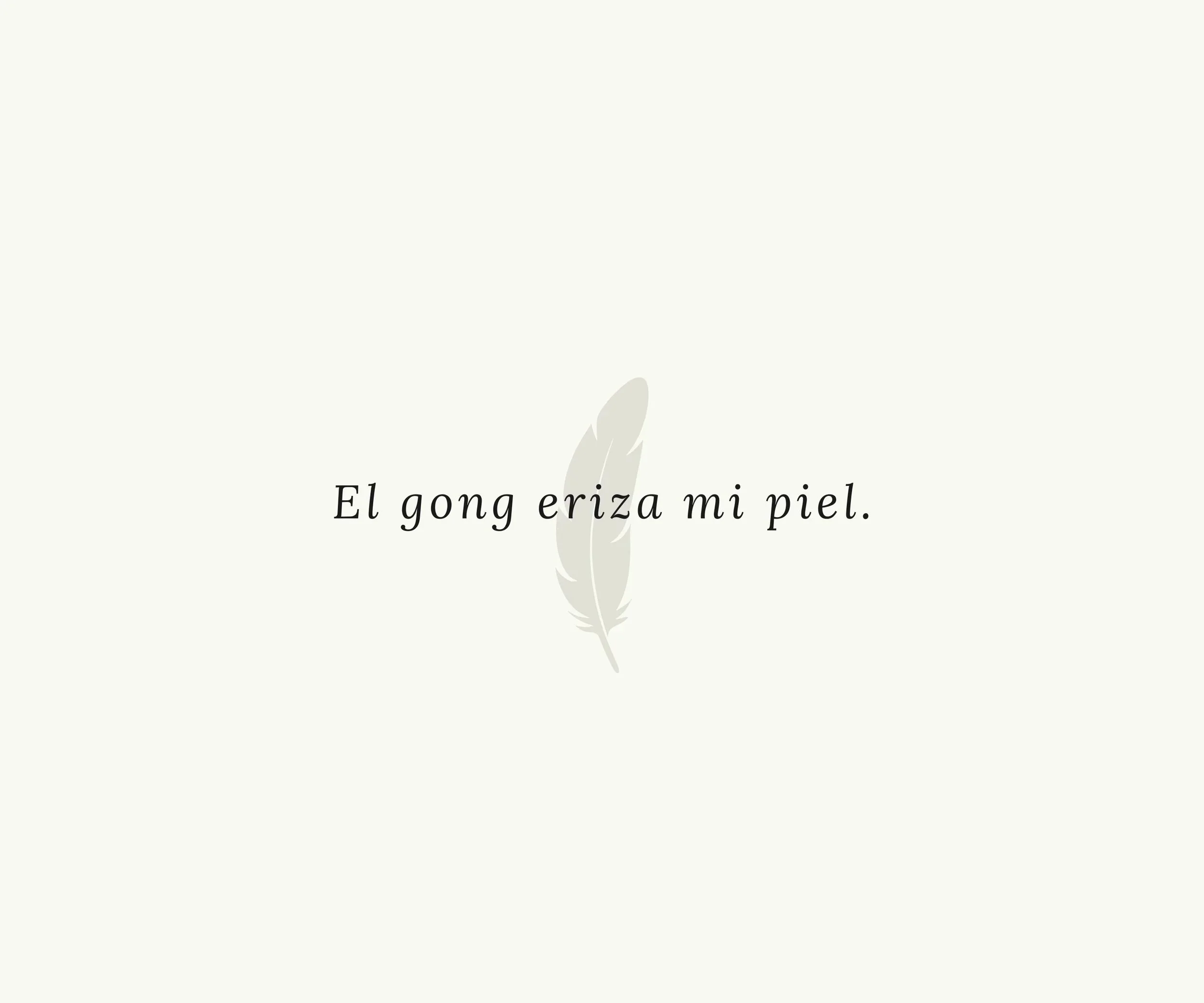 Texto en la imagen que dice: 'El gong eriza mi piel' con un fondo claro y una pluma en el centro.