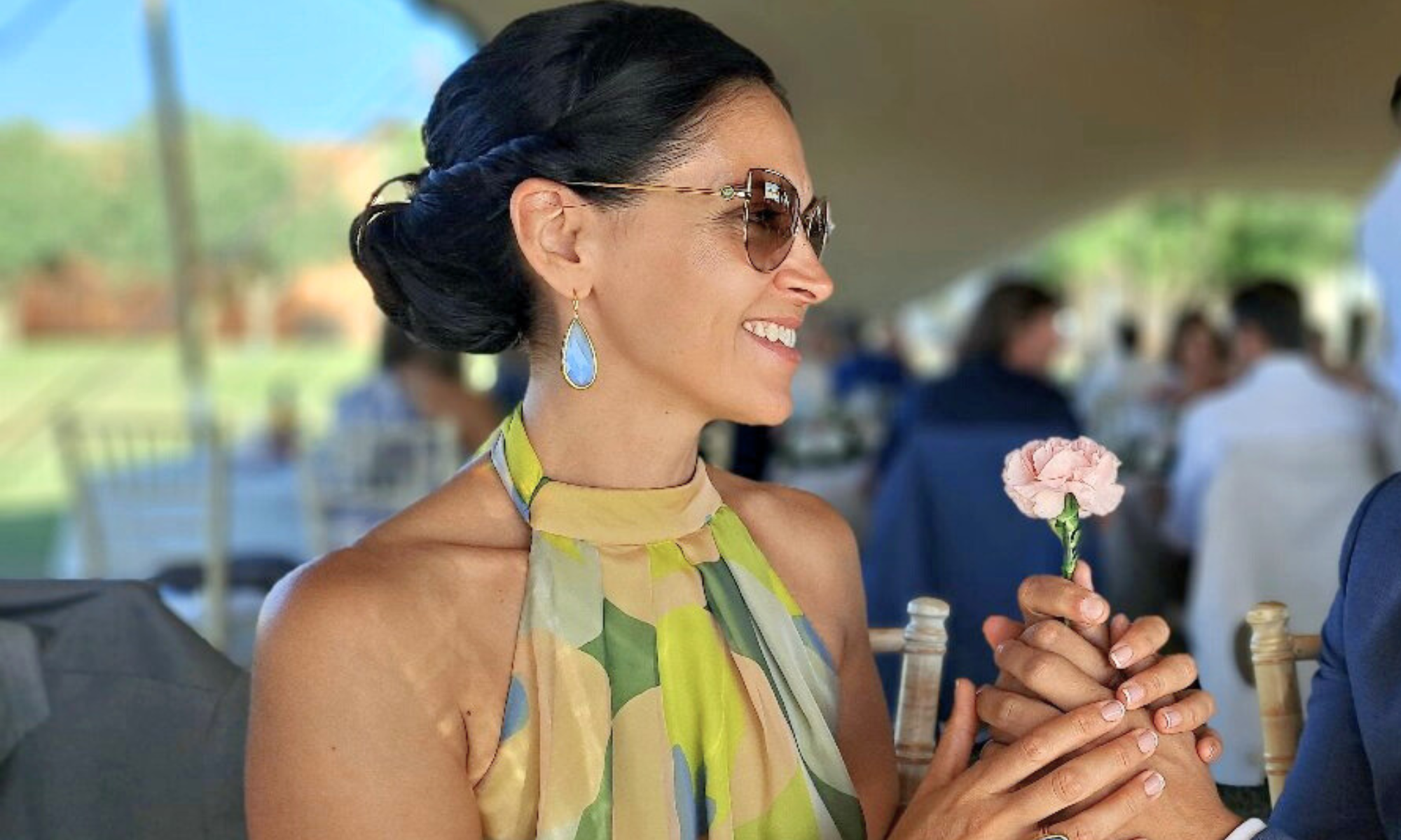 Mujer recibiendo una flor durante un encuentro literario.