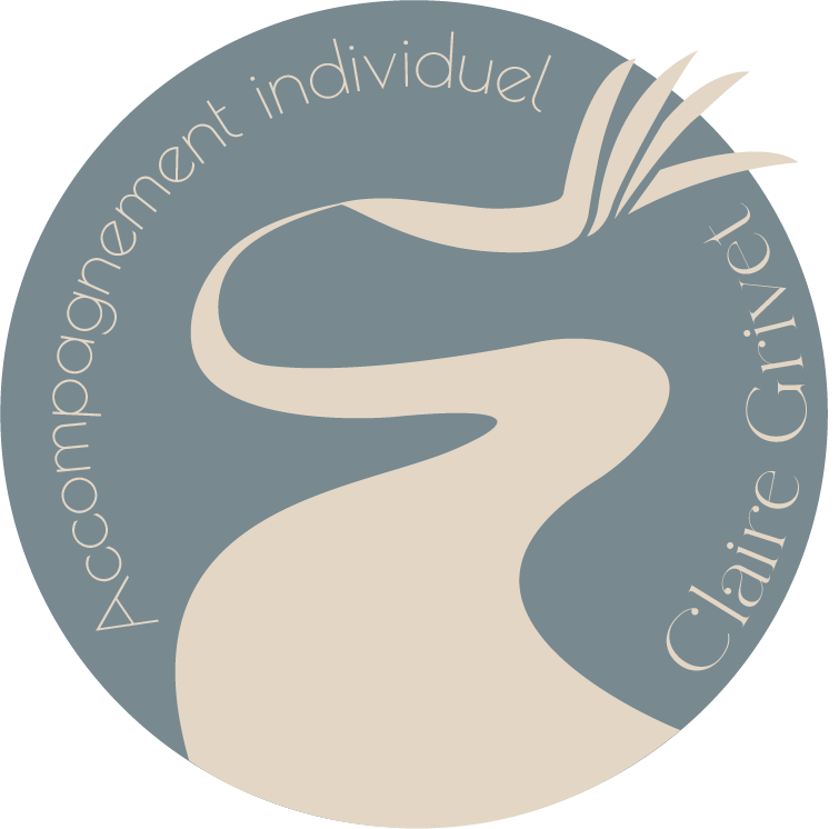 Logo rond avec un chemin sinueux et une glycine, texte en français "Accompagnement individuel" en haut et "Claire Girier" en bas.