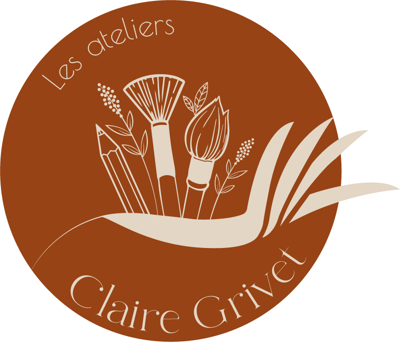 Logo circulaire marron avec des illustrations de pinceaux, feuilles et fleurs, texte 'Les ateliers' en haut et 'Claire Grivet' en bas.