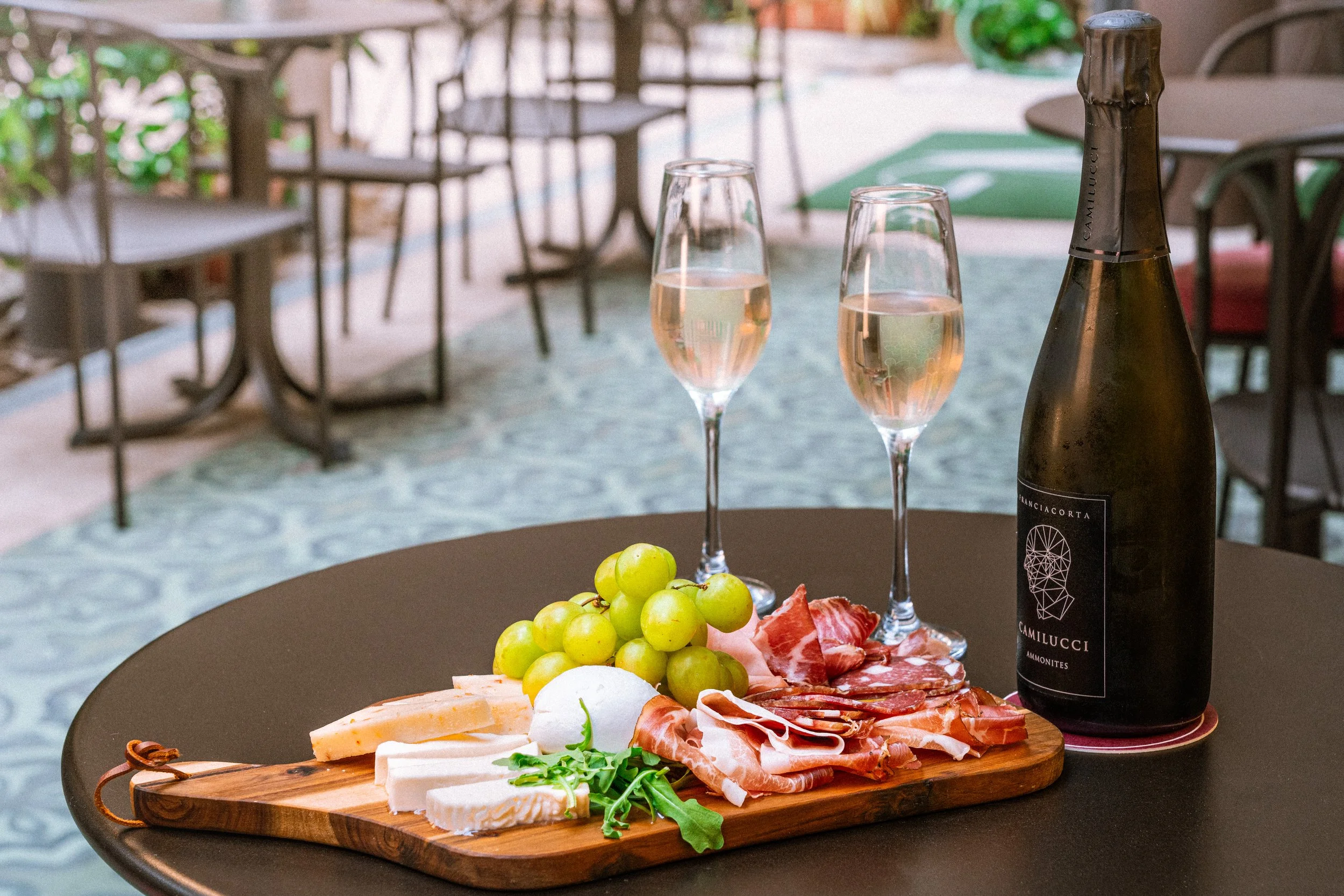 Calici di vino e tagliere salumi e frutta location Amaranto Parioli