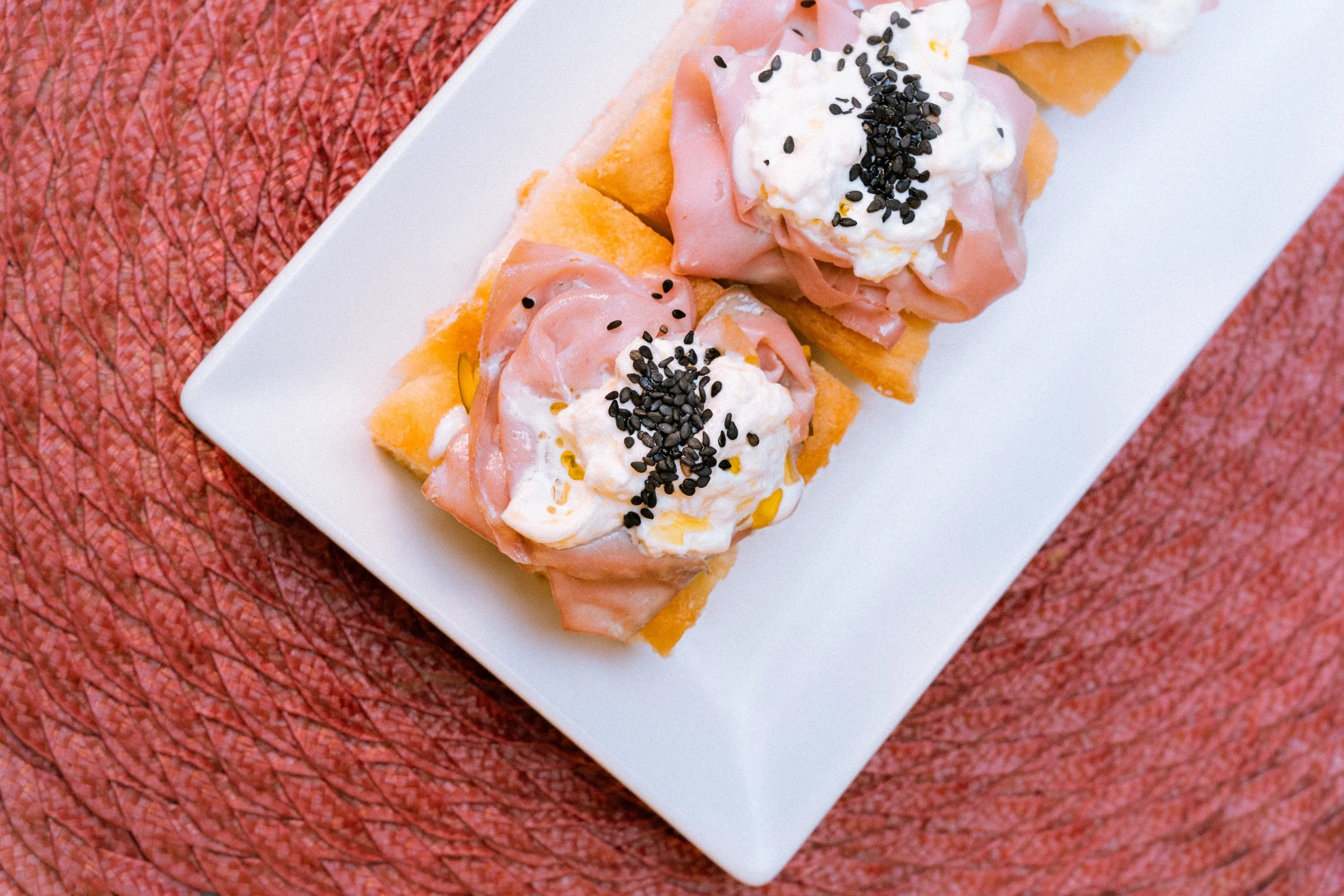 Cubotto di focaccia con mortadella e stracciatella, Amaranto Bar Parioli 