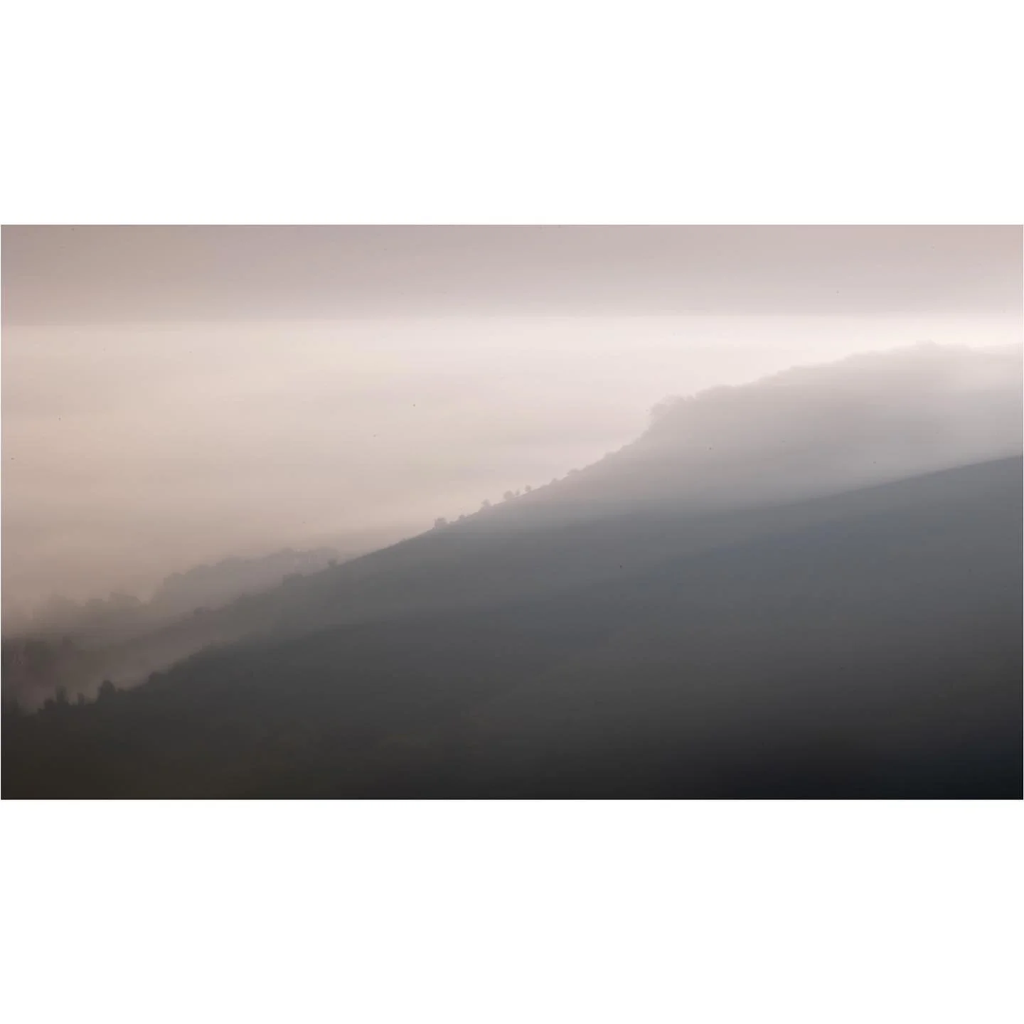 In creeps the dawn

#ditchlingbeacon #icm #southdowns #moodylandscape #sheclicksnet