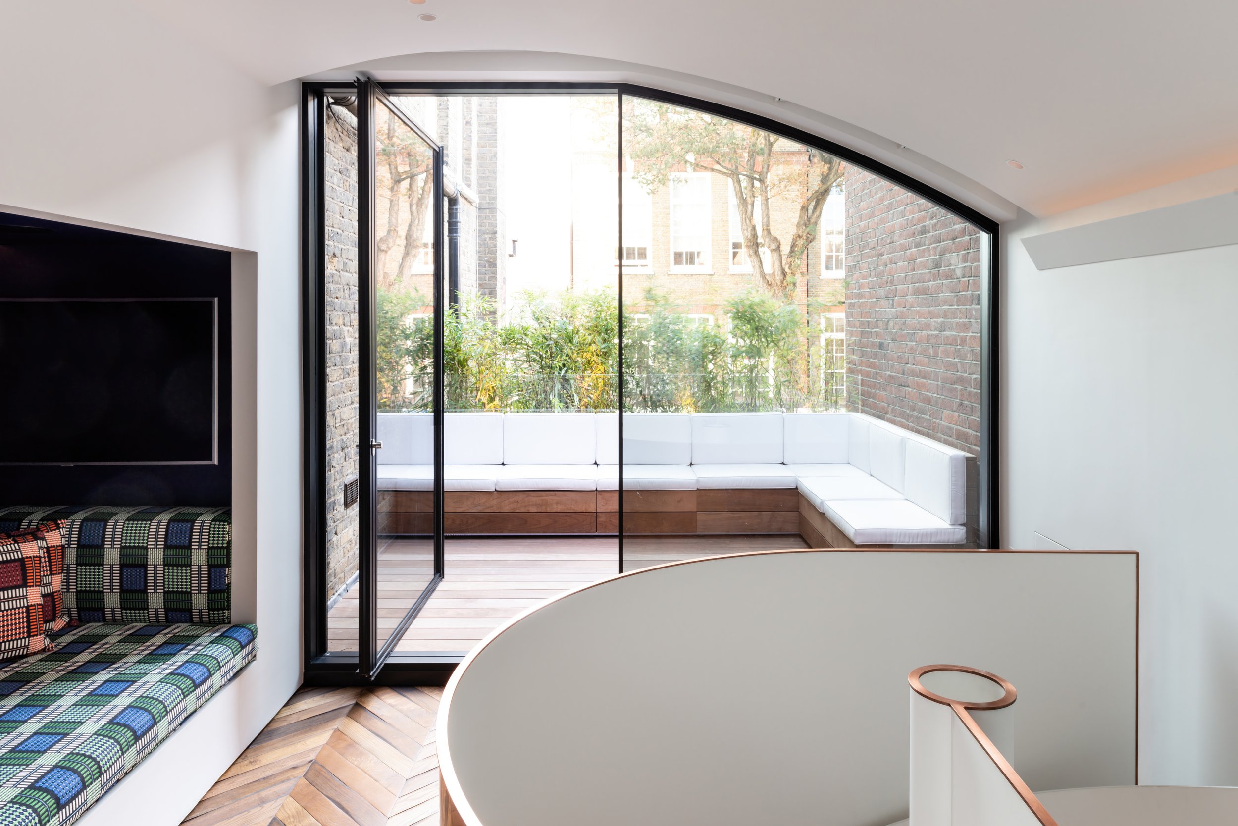 Park Street, Chelsea, London — living and gallery space with arched glazing