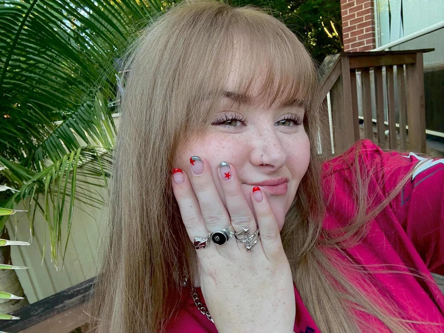 My clients are so pretty!

Jas is ready to rock and roll for a concert! In the year she has been coming to me, we have never done a French tip before.

Now we have red and silver frenchies with stars. That fact always blows my mind.

She receive a be
