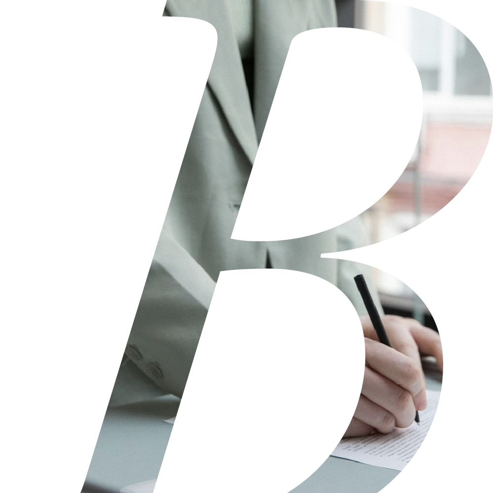 Buchstabe B im Hintergrund ein Bild einer Büro-Situation