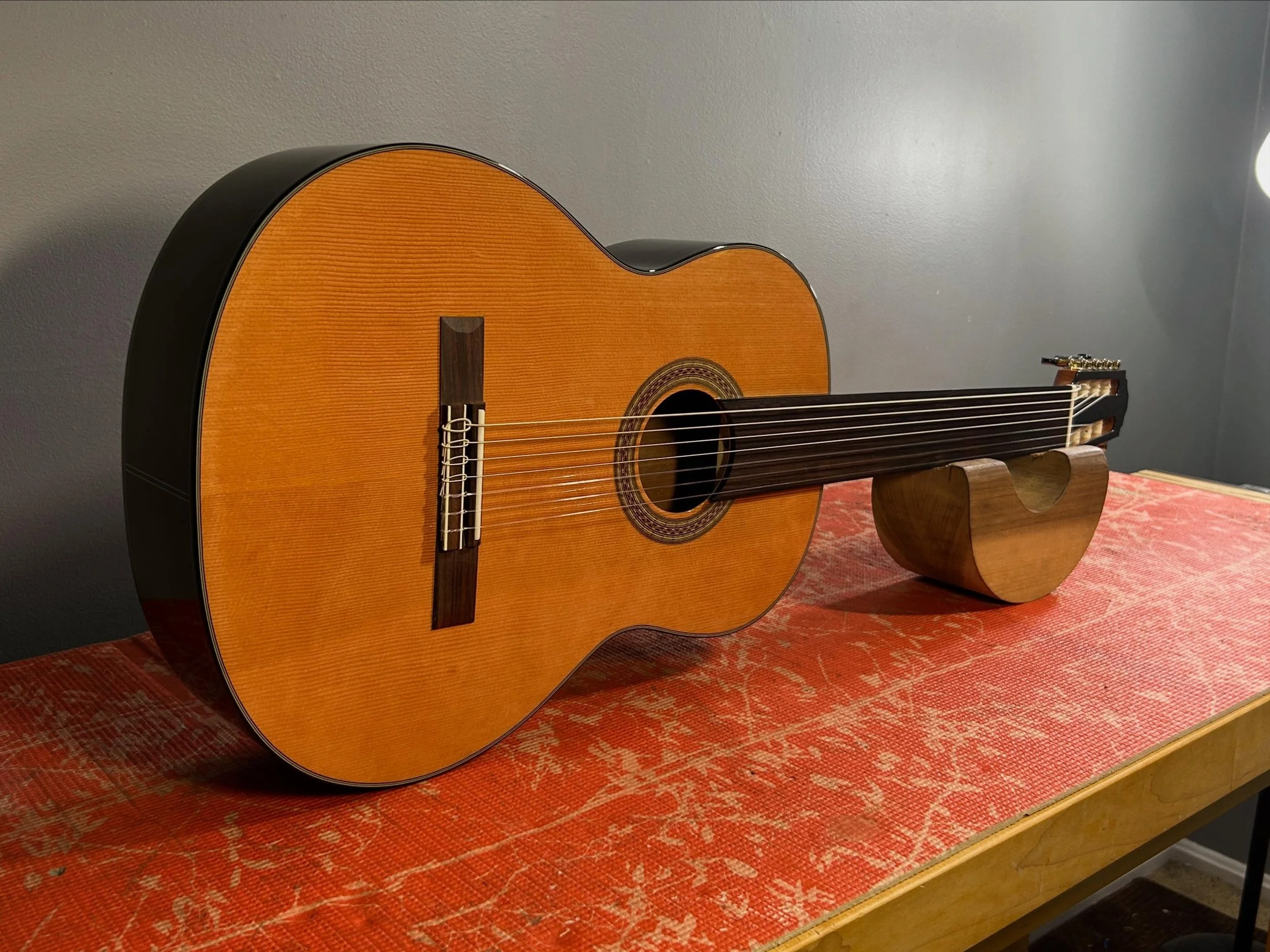 Fretless, 7-string classical guitar. Nut slot work and cracked brace repair. I think this is the first time I see a top brace cracking across the grain.