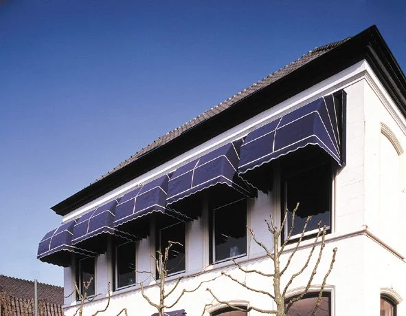 Bovenverdieping van een gebouw met blauwe markiezen.