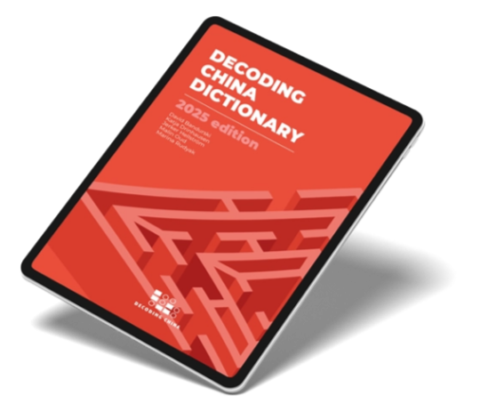 Digitales Bild eines Tablets, das das Cover des Buches "Decoding China Dictionary 2023 Edition" zeigt.