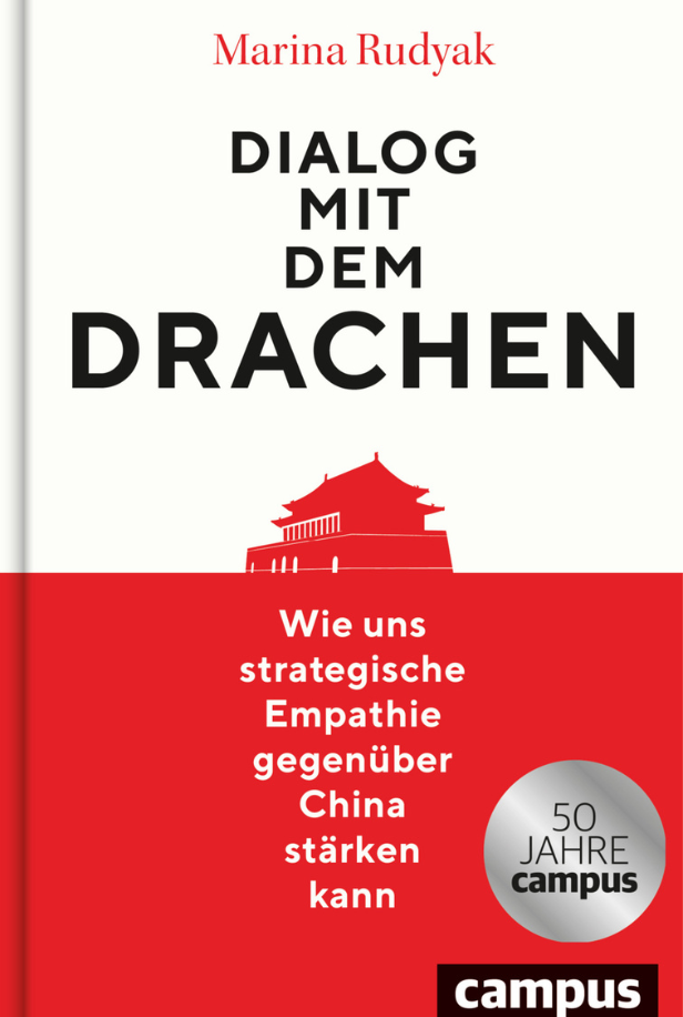 Buchcover des Titels „Dialog mit dem Drachen“ von Marina Rudyak, das einen traditionellen chinesischen Gebäudepalast in Rot zeigt, mit einer roten und weißen Farbgestaltung und dem Logo des Verlags Campus.