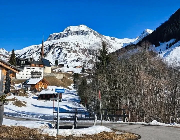 Bergdorf in den Schweizer Alpen Winter