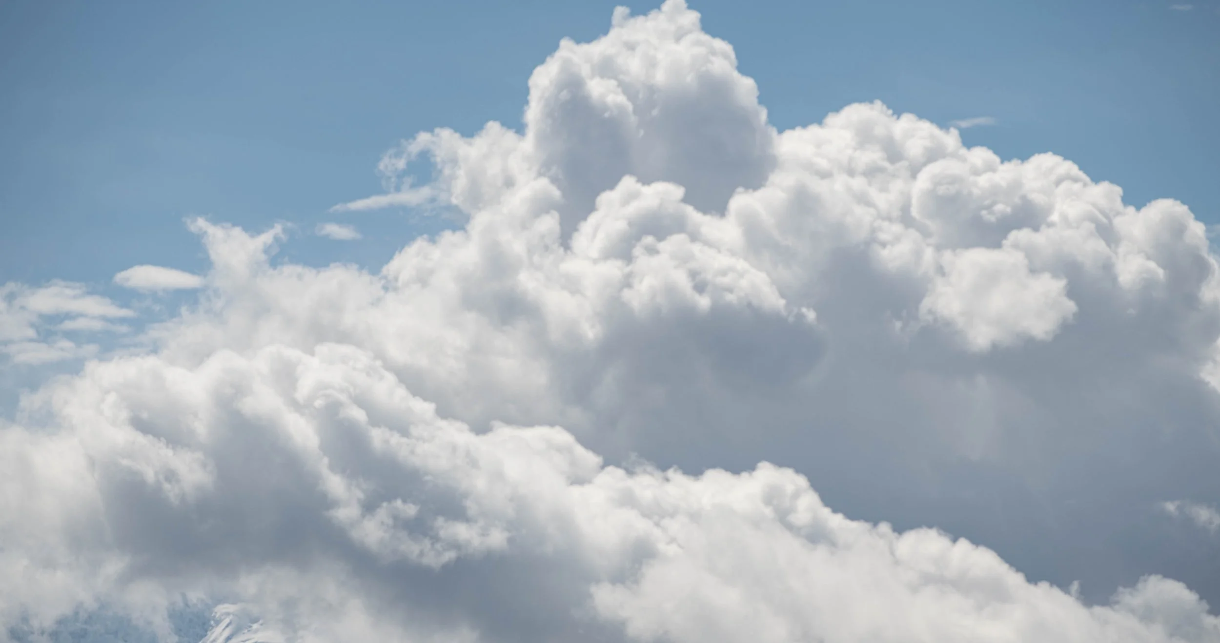 Himmel mit weißen, dichten Wolken.