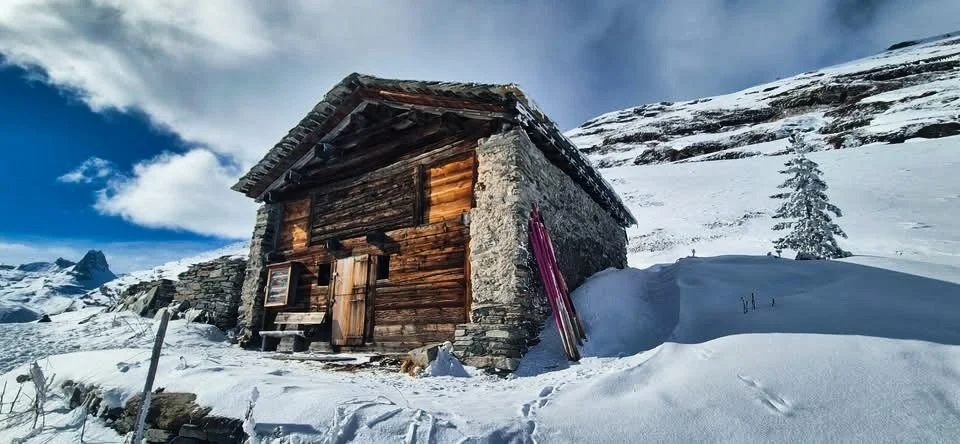 Almhütte in der Schweizeralpen im Winter