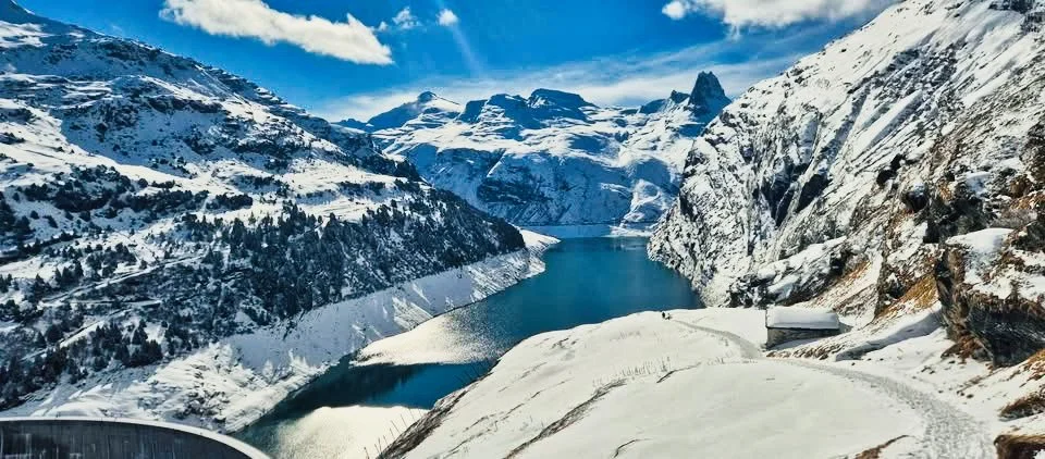 Bergsee in den Schweizer Alpen Winterlandschaft
