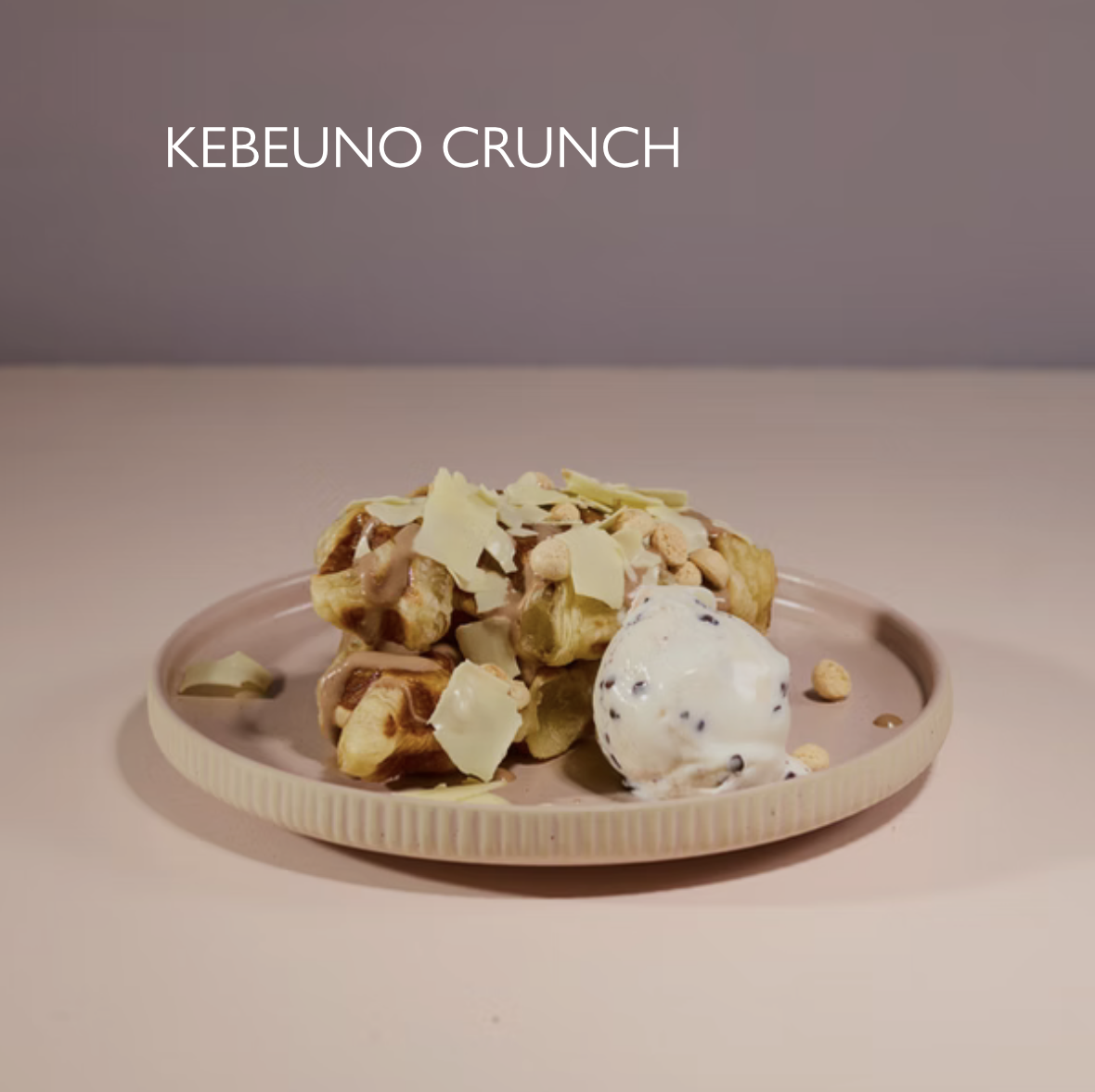 10.25
Warm kebueno sauce, white chocolate shavings, mini amaretti,
stracciatella gelato. 929 kcal