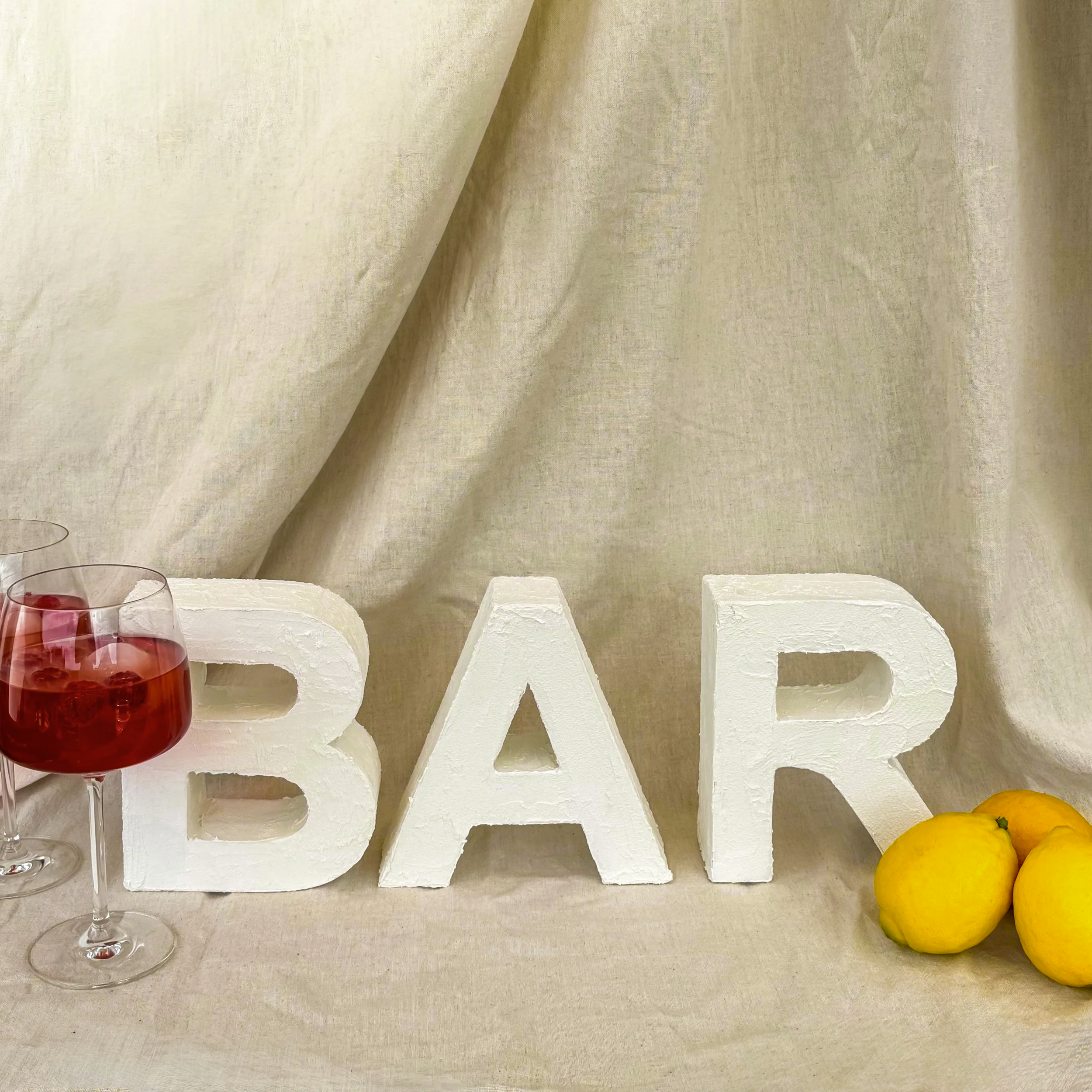 Weiße BAR-Buchstaben aus Holz als stilvolle Barbeschilderung für Hochzeiten, Geburtstage und Events - Dekoverleih Setz Dich in Paderborn
