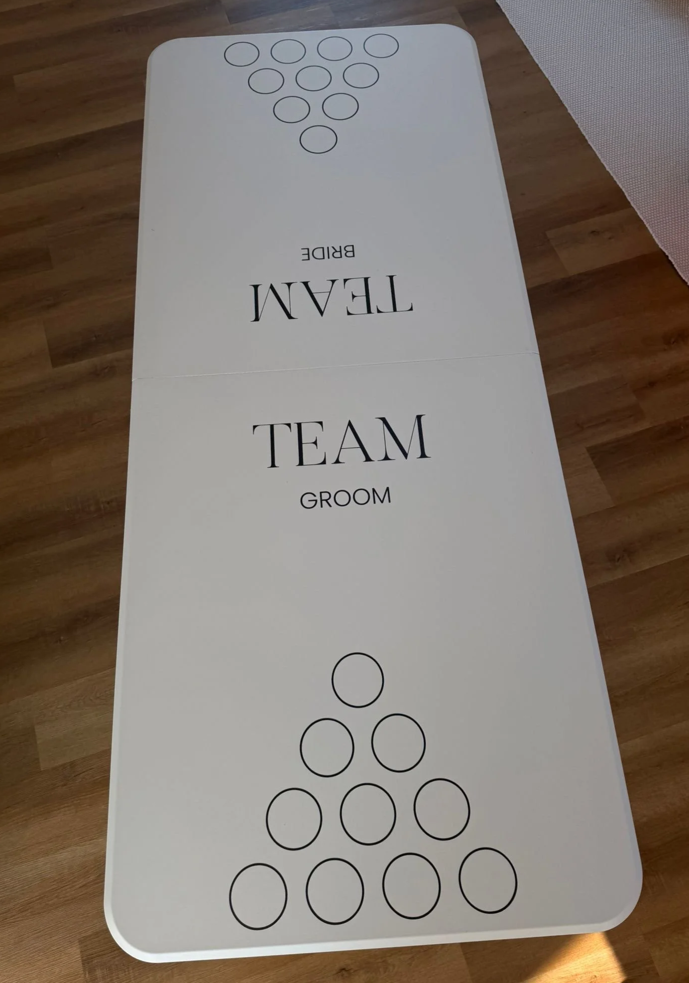 Weißer Bierpongtisch mit Team Bride und Team Groom Aufdruck für Hochzeiten und Events.