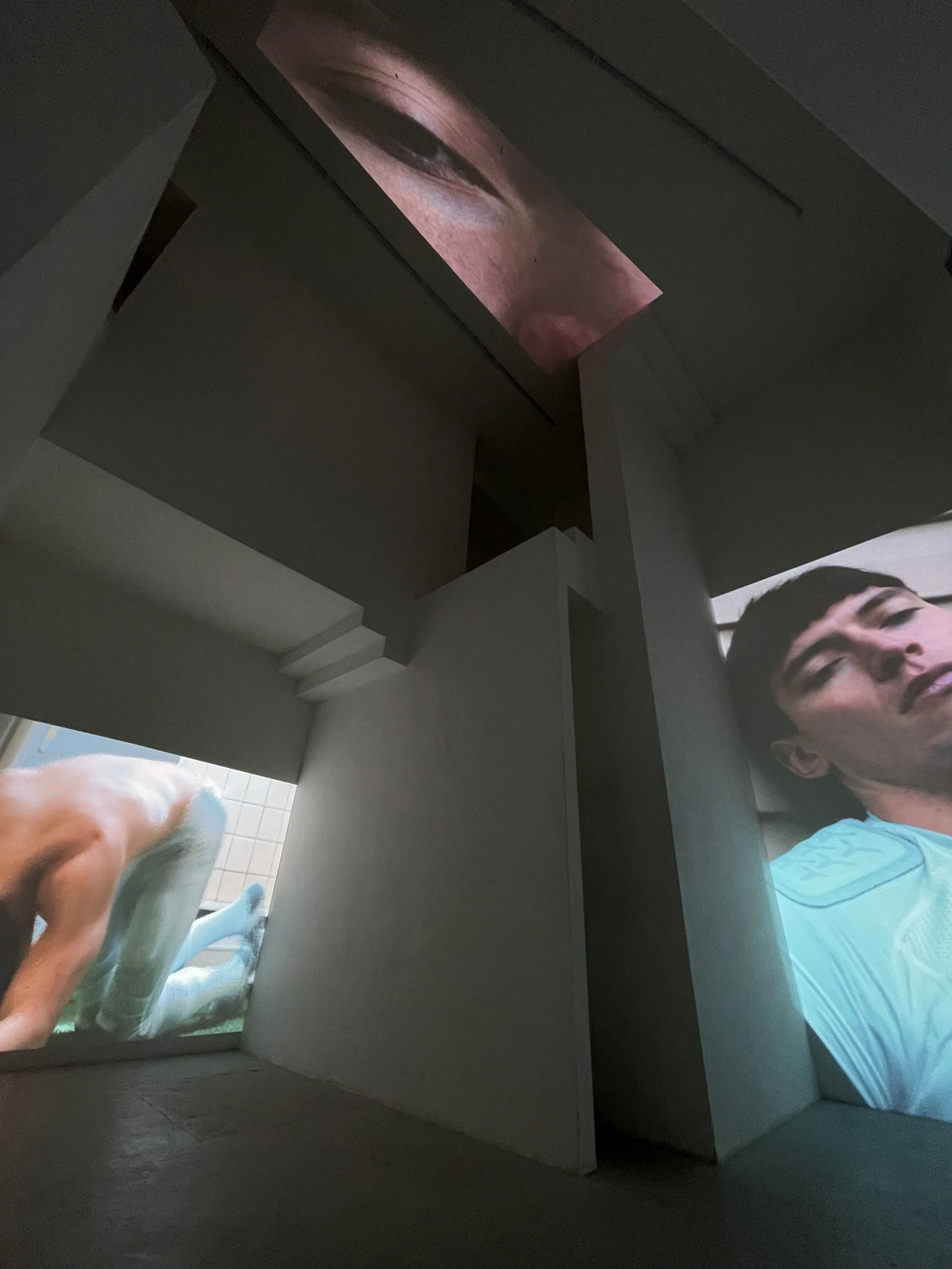 Video installation by Buba Beboshvili - Flux