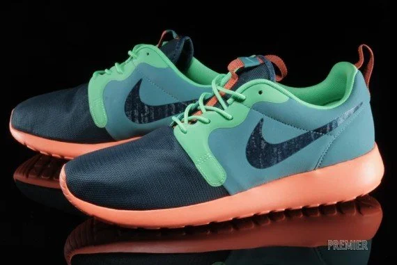nike-roshe-run-hyp-catalina-space-blue-poison-green-hyper-crimson-03-570x381.jpg