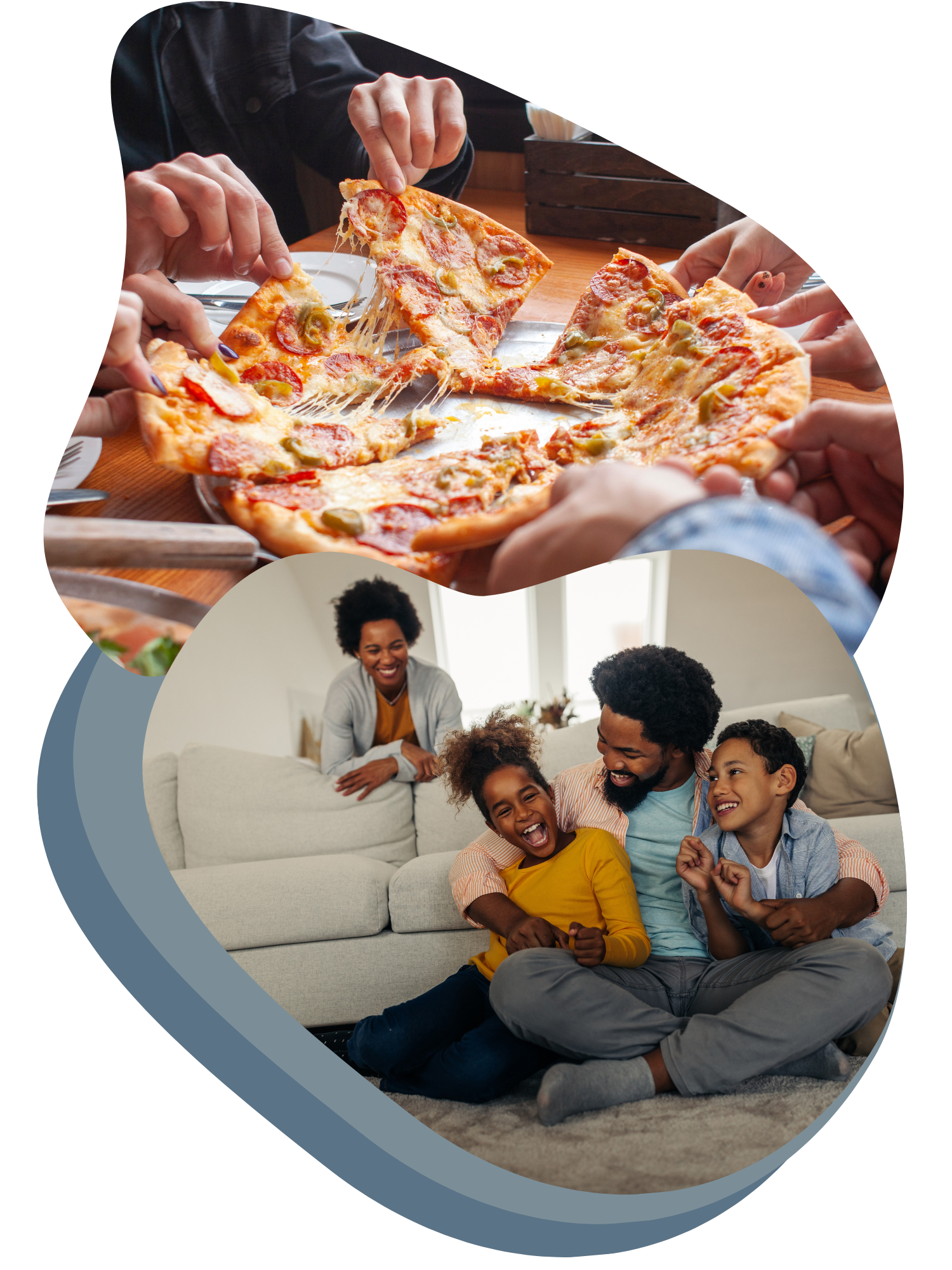 En grupp människor tillsammans, äter pizza, har roligt och pratar hemma i ett vardagsrum.