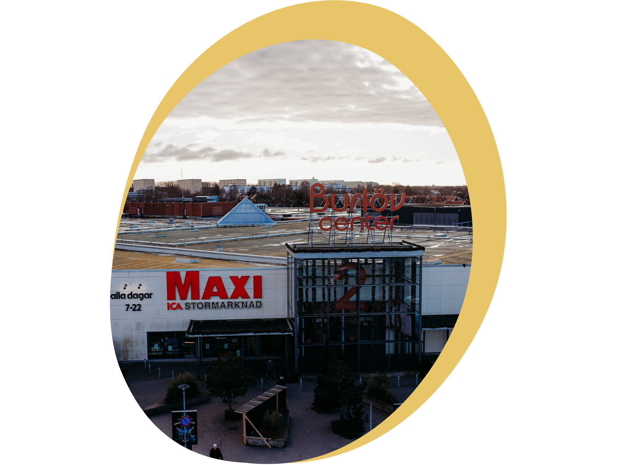 Bild av ett köpcentrum som heter Buråv center med skylten Max ICA stormarknad.
