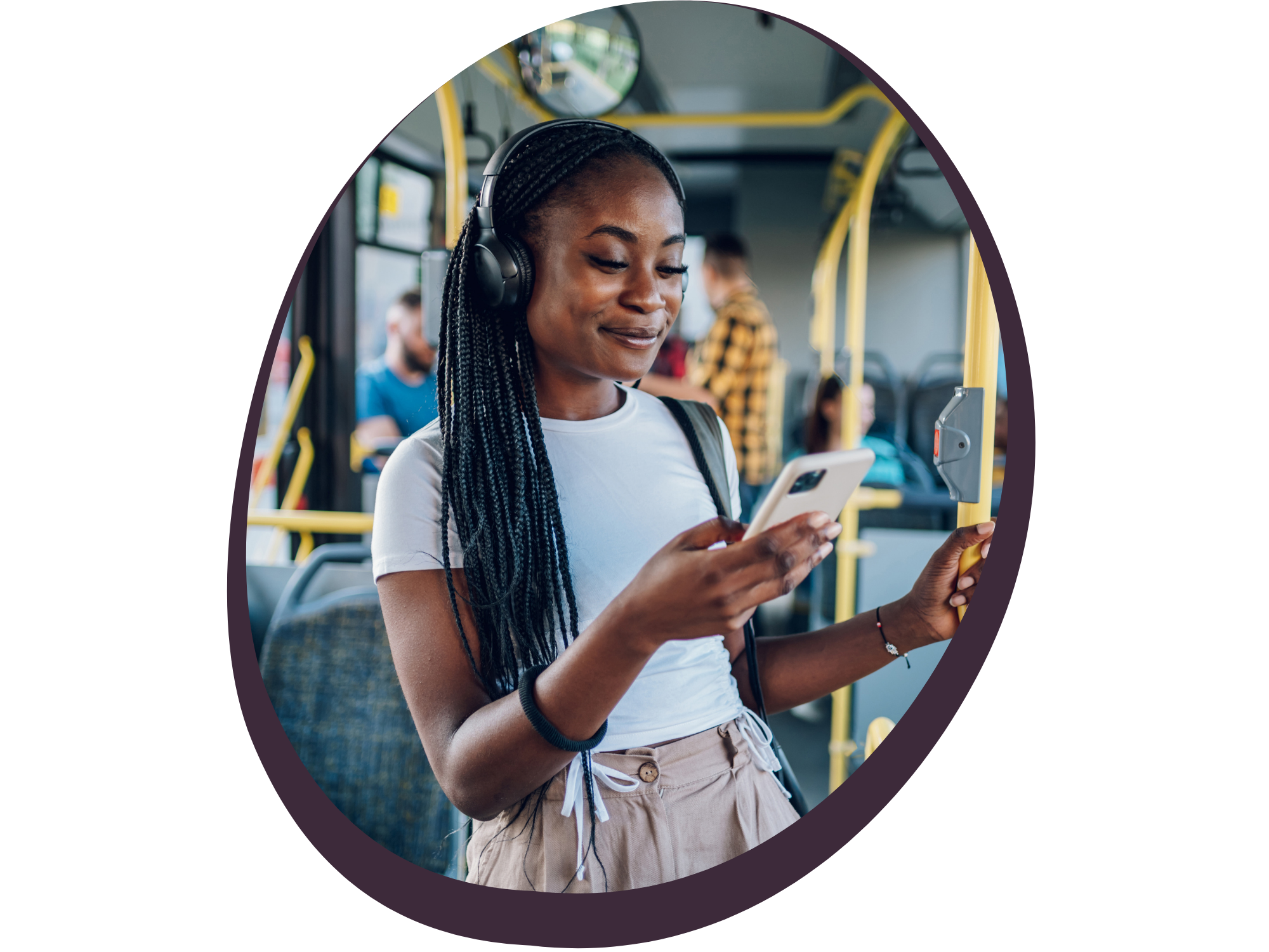 Ung kvinna med långa flätor, hörlurar och vita T-shirt använder mobiltelefon på kollektivtrafik.