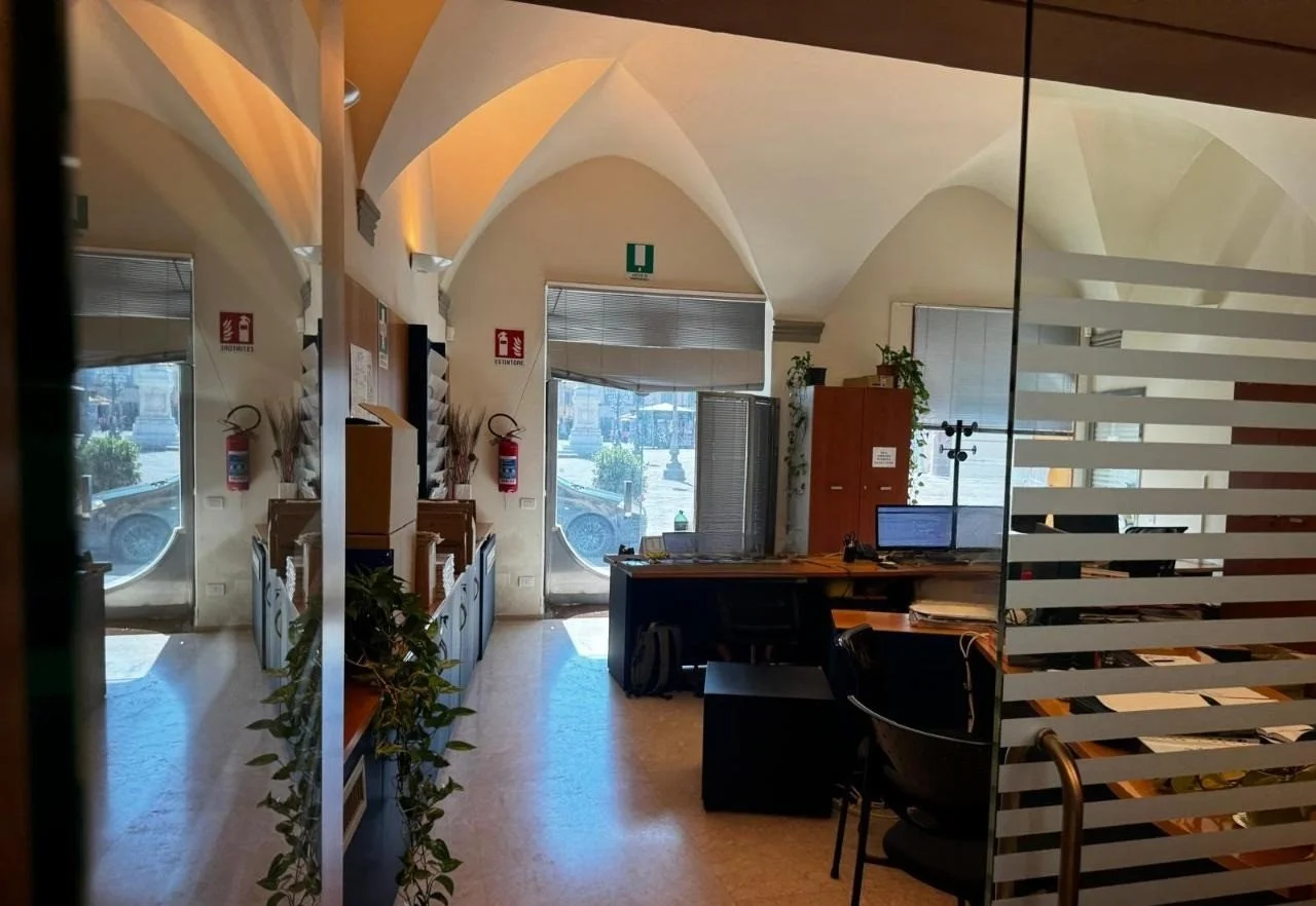 Negozio posto al piano terra di un edificio con affaccio e accesso diretto su Piazza del Duomo a Prato