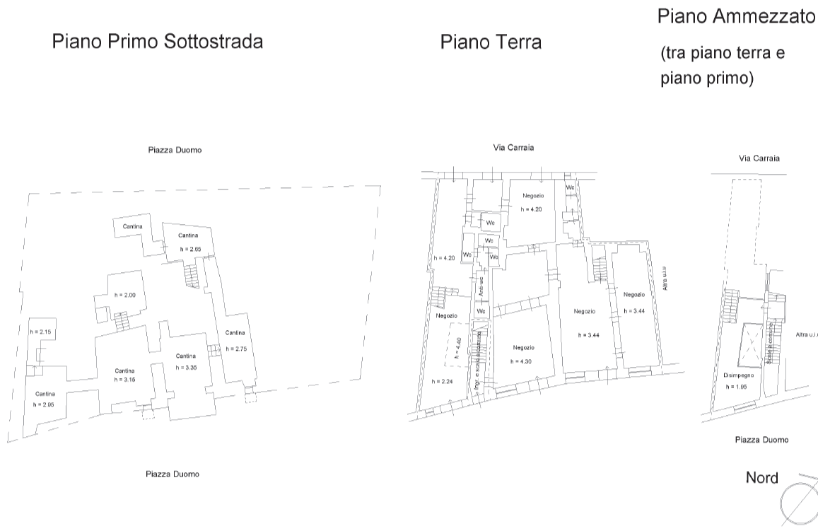 Pianta di un edificio con tre piani: piano primo sottostrada, piano terra e piano ammezzato, con aree come cantine, negozi, servizi igienici, disimpegni e scale, con indicazioni di altezze e posizione delle strade Piazza Duomo e Via Carrara.