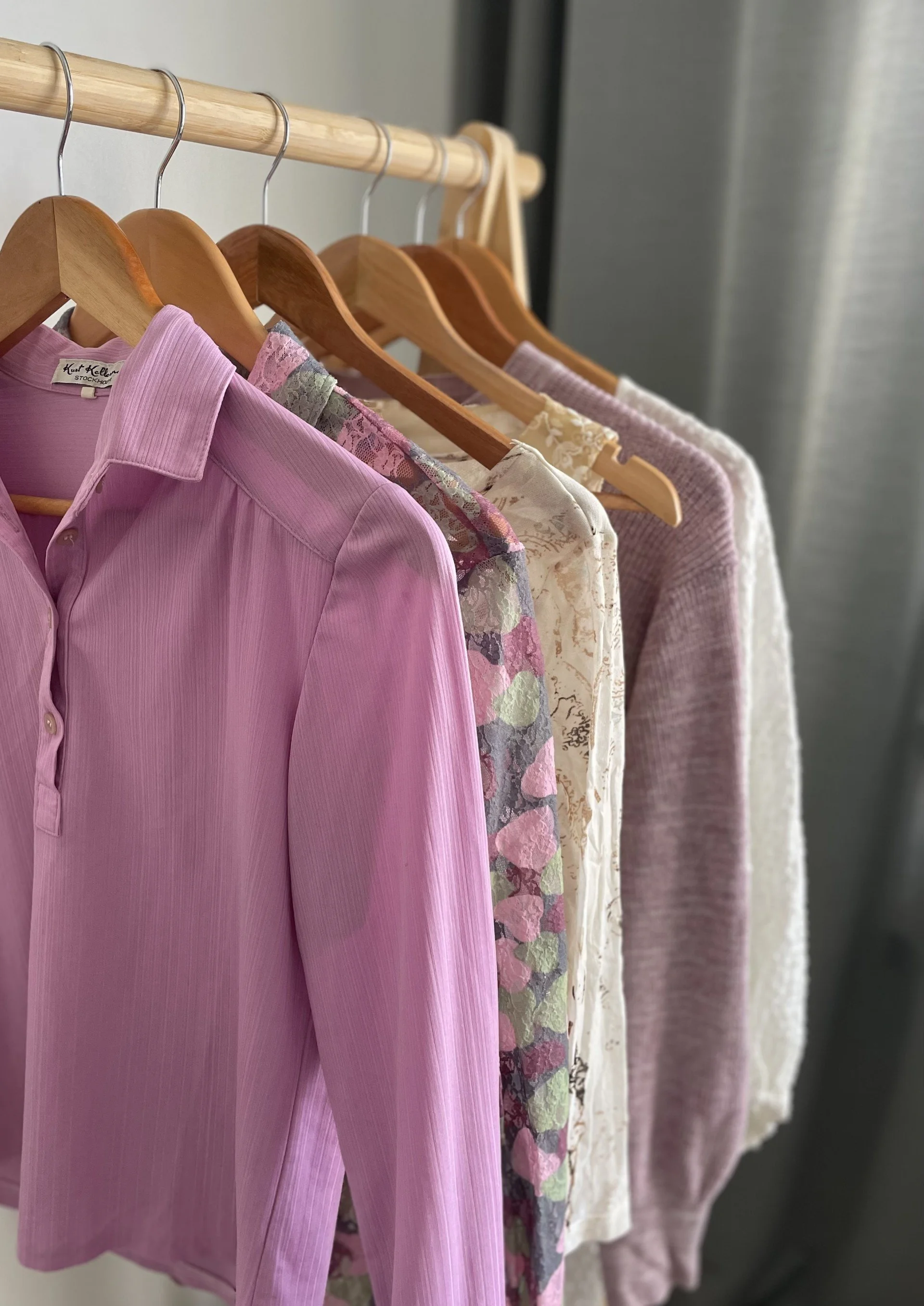 Naisten second hand -vaatteita henkarilla, Ainoa Closet