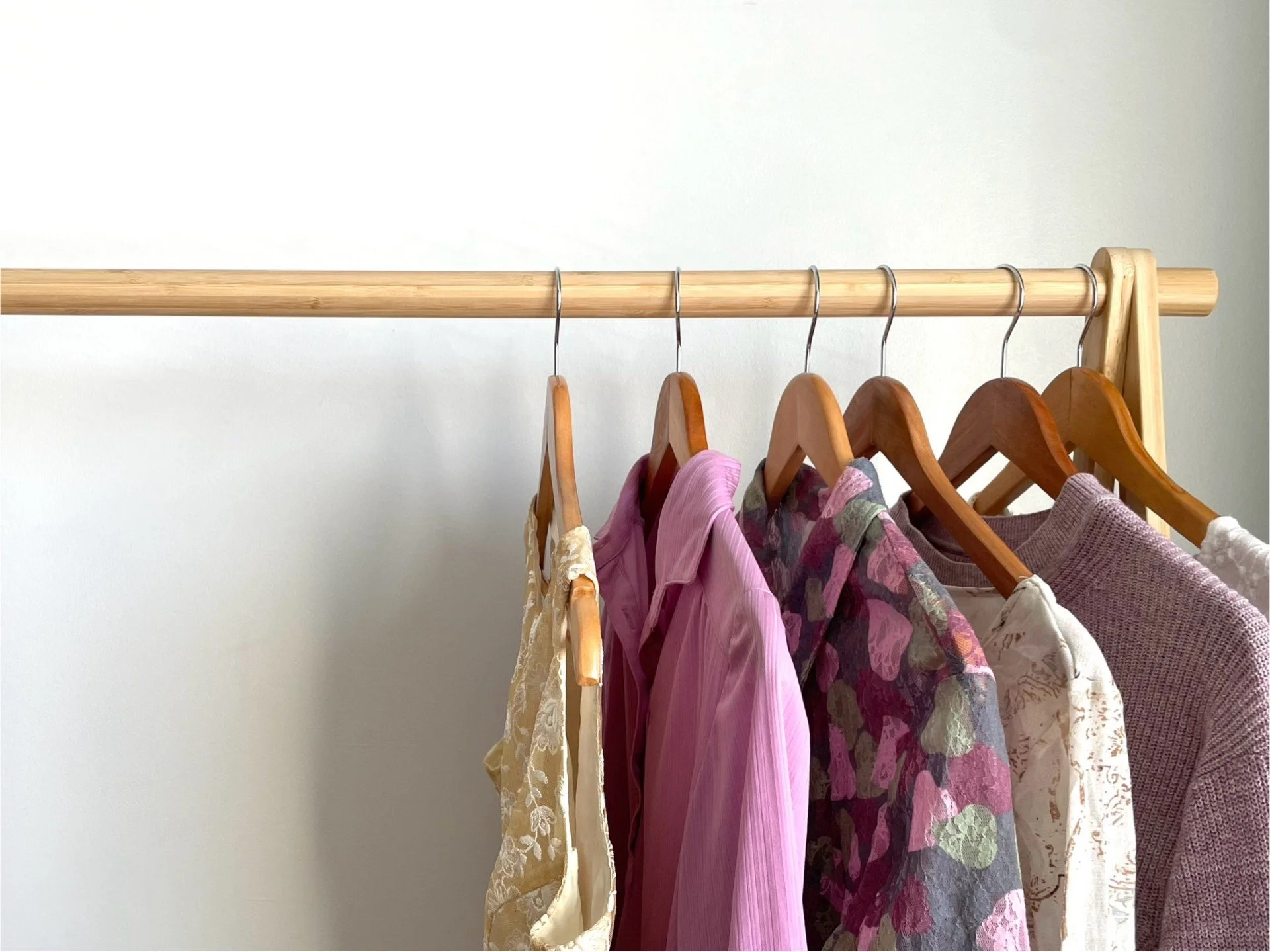 Second hand -vaatteita henkarilla, Ainoa Closet