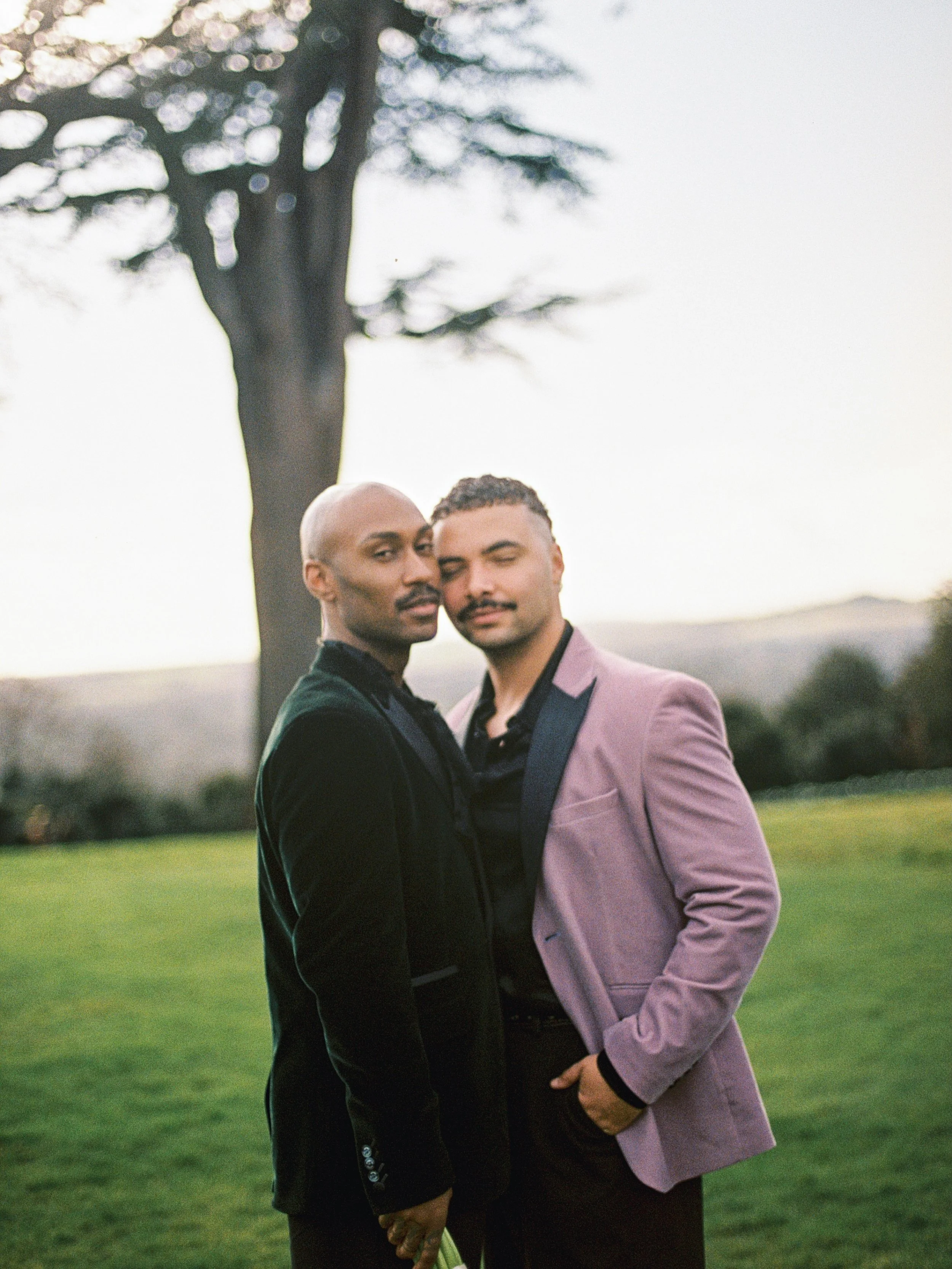 Dale &amp; Josh at Hedsor House.

Timeless, effortless frames that prove portraits do not always need to be loud to feel special.
Sometimes quiet and elegant is more than enough.

Hedsor House wedding
Editorial wedding photography
UK wedding photogra