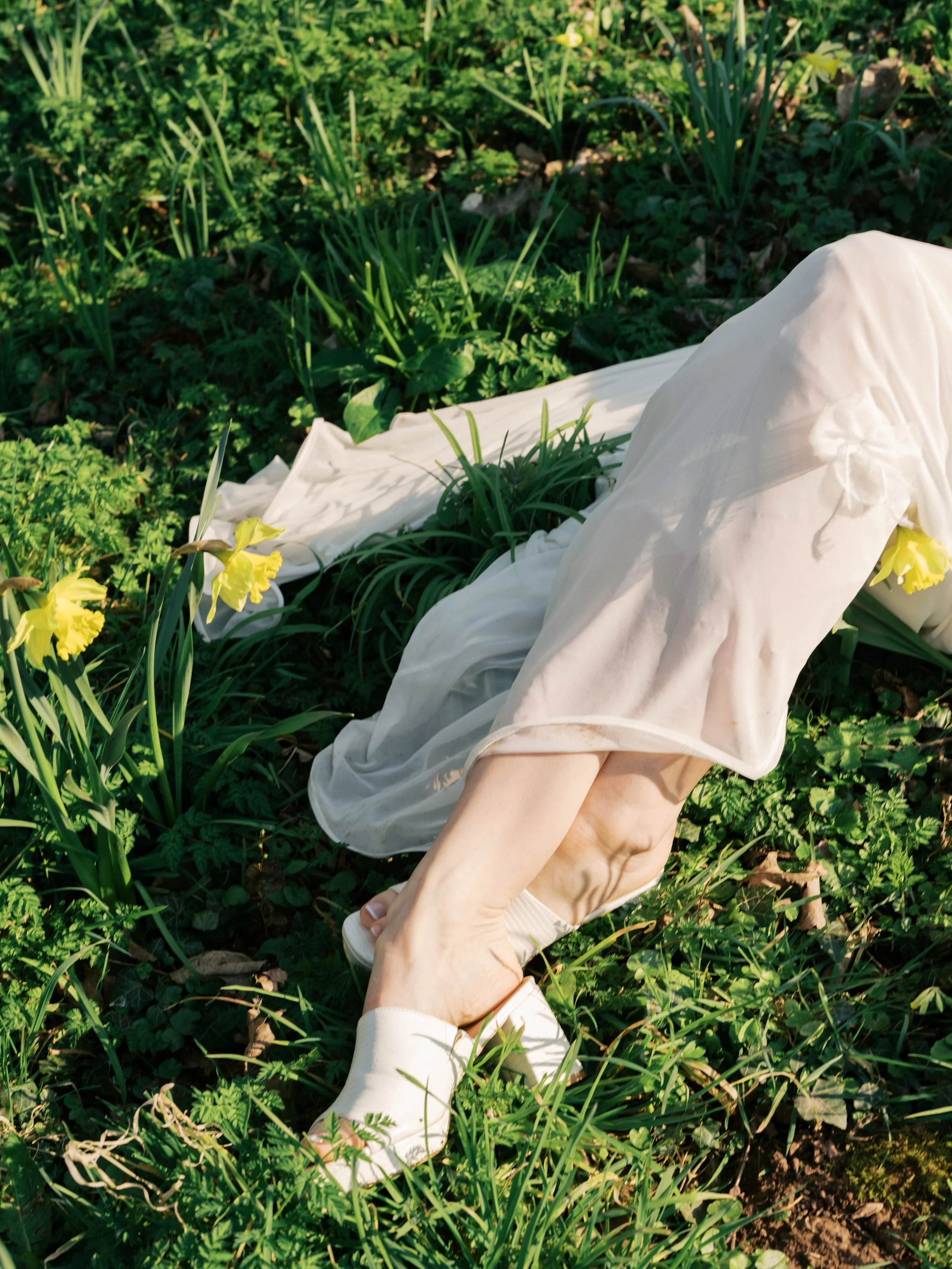 My goal as a wedding photographer isn't just to document what your wedding looked like...
It's to capture what it felt like. As a candid wedding photographer, I live for the quiet squeeze of a hand, the happy tears during the speeches, and the blurry