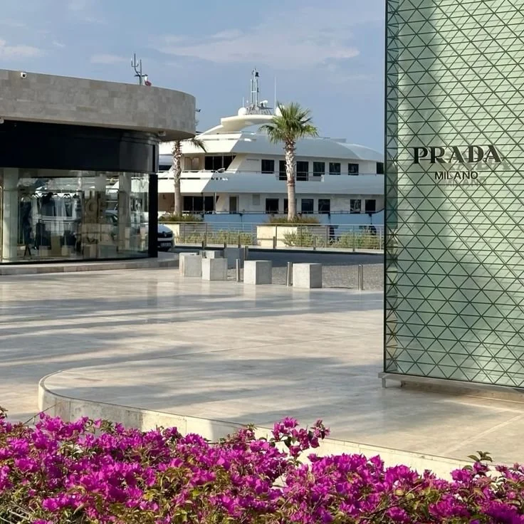Luxury designer boutiques at Yalıkavak Marina in Bodrum, featuring premium fashion brands, waterfront shopping and elegant yachts along the Aegean coast.