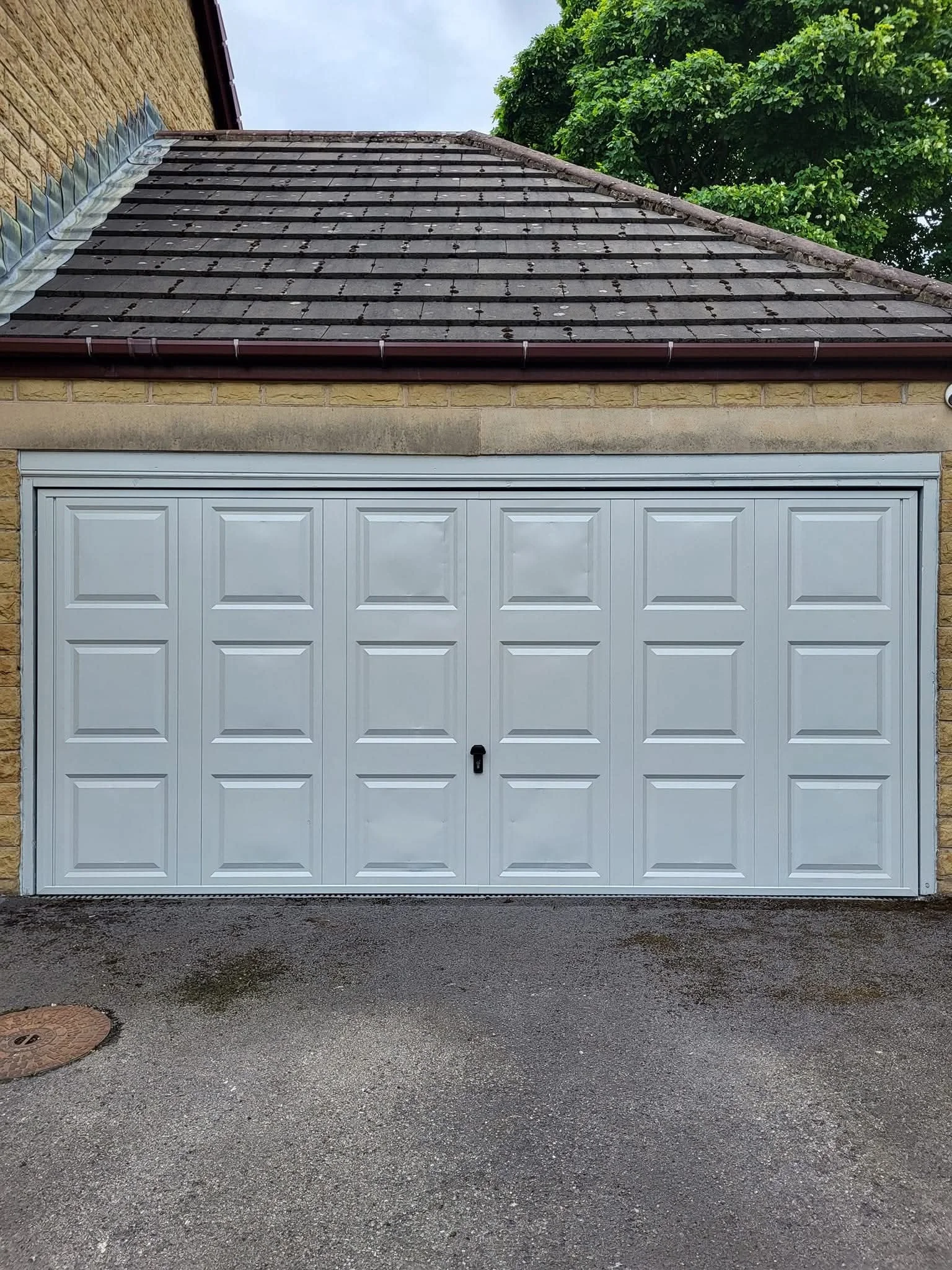 AFTER GARAGE RE SPRAY 1.JPG