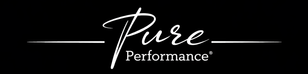 De afbeelding toont het logo van Pure Performance op een zwarte achtergrond, met de woorden 'Pure' in sierlijke letters en 'Performance' eronder in kleinere, eenvoudige letters.