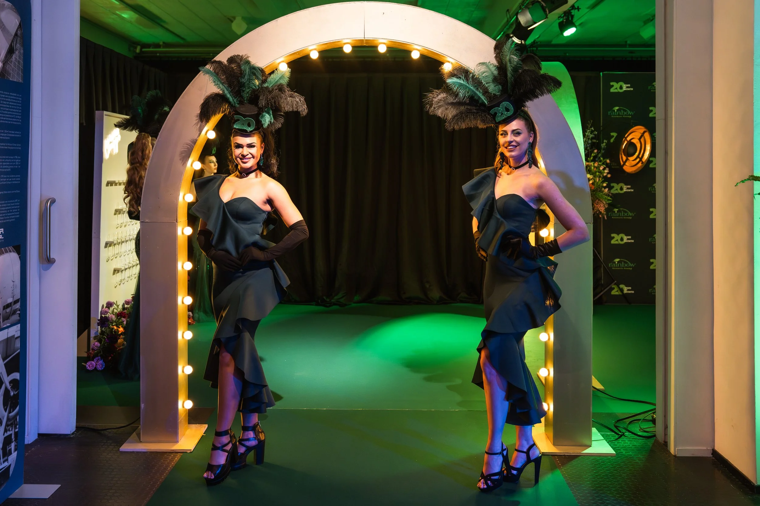 Hostesses in gala met verentooi verwelkomen gasten op een bedrijfsevent