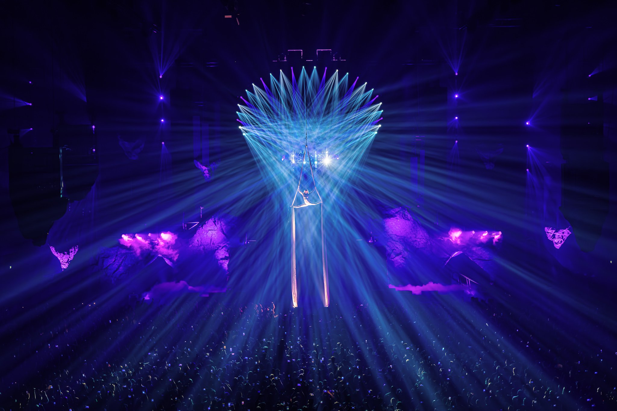 Aerialist tissue act op grootschalige event productie