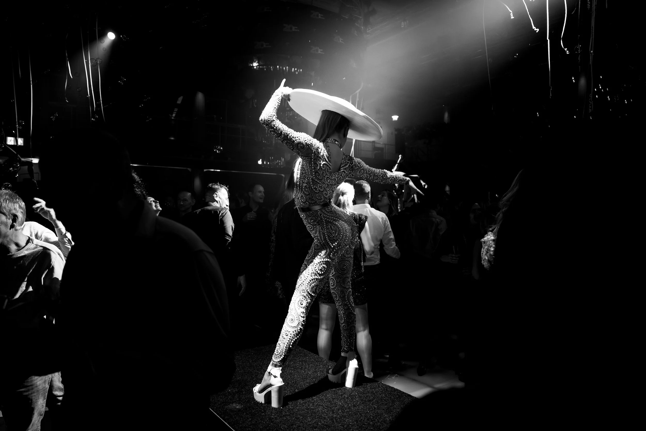 Danseres op een podium op een bedrijfsevenement