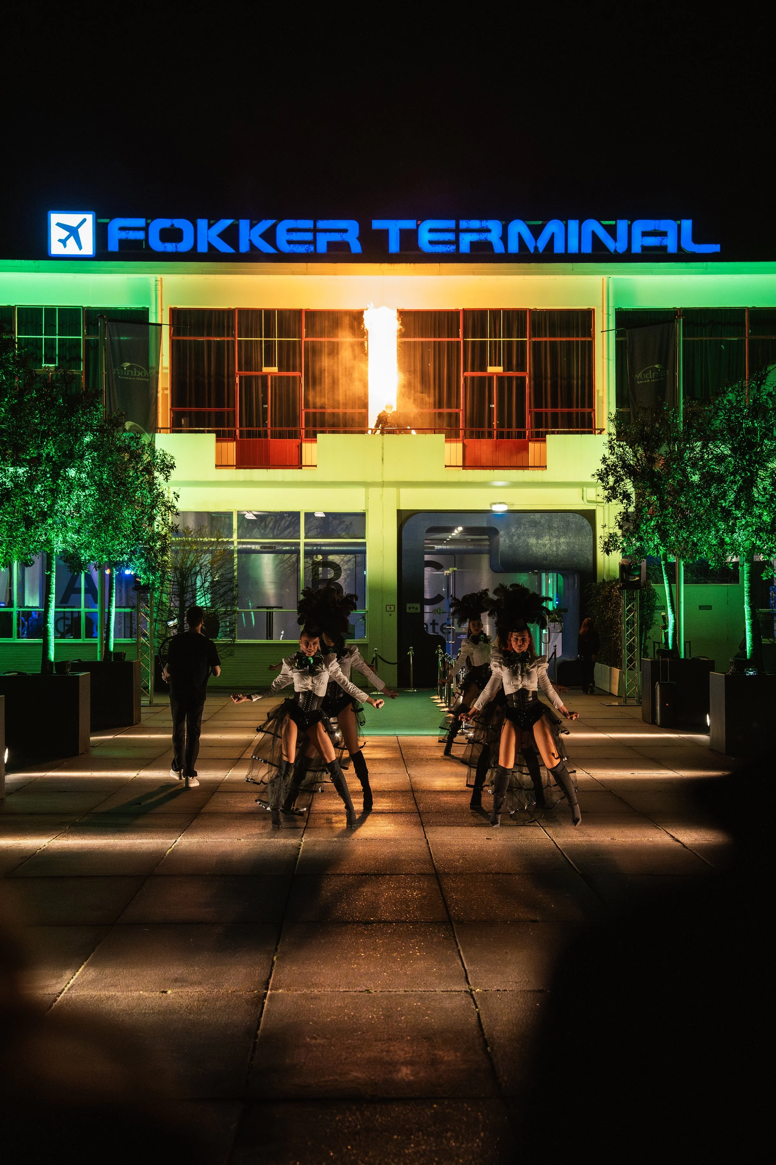 Live entertainment en hostessen performance met vuuracts en performers tijdens een corporate event  in de fokker terminal in de avond.