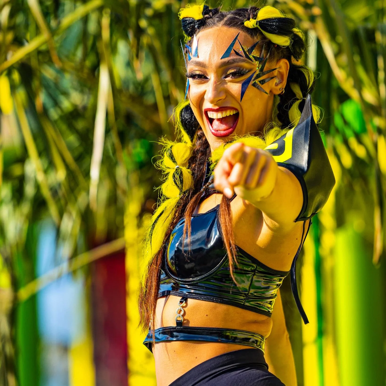 Entertainment performer met kleurrijke make-up tijdens een live performance op een event.
