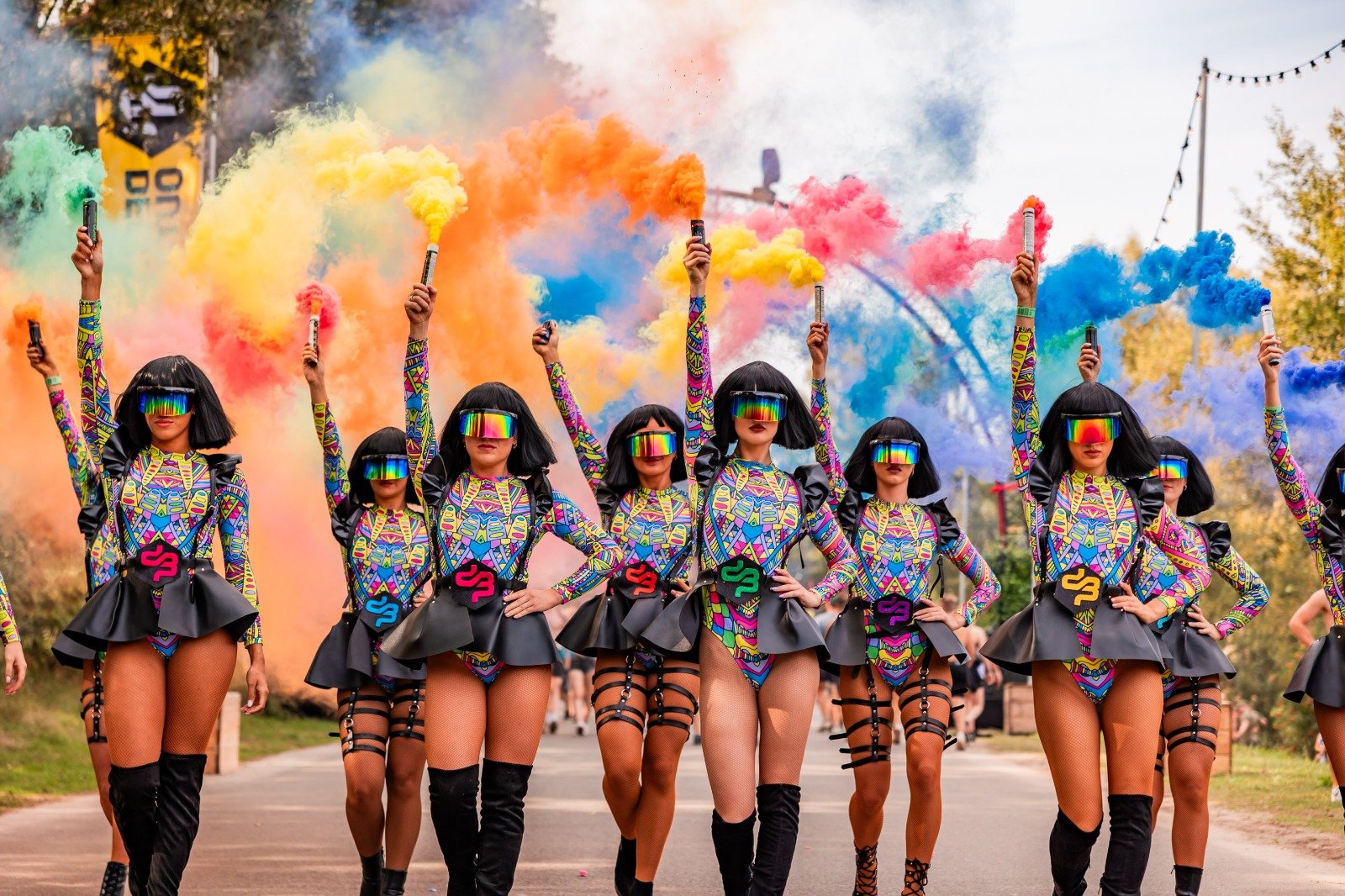 Entertainment met gekleurde rookfakkels in kleurrijke kostuums tijdens een festival parade en live entertainment performance.