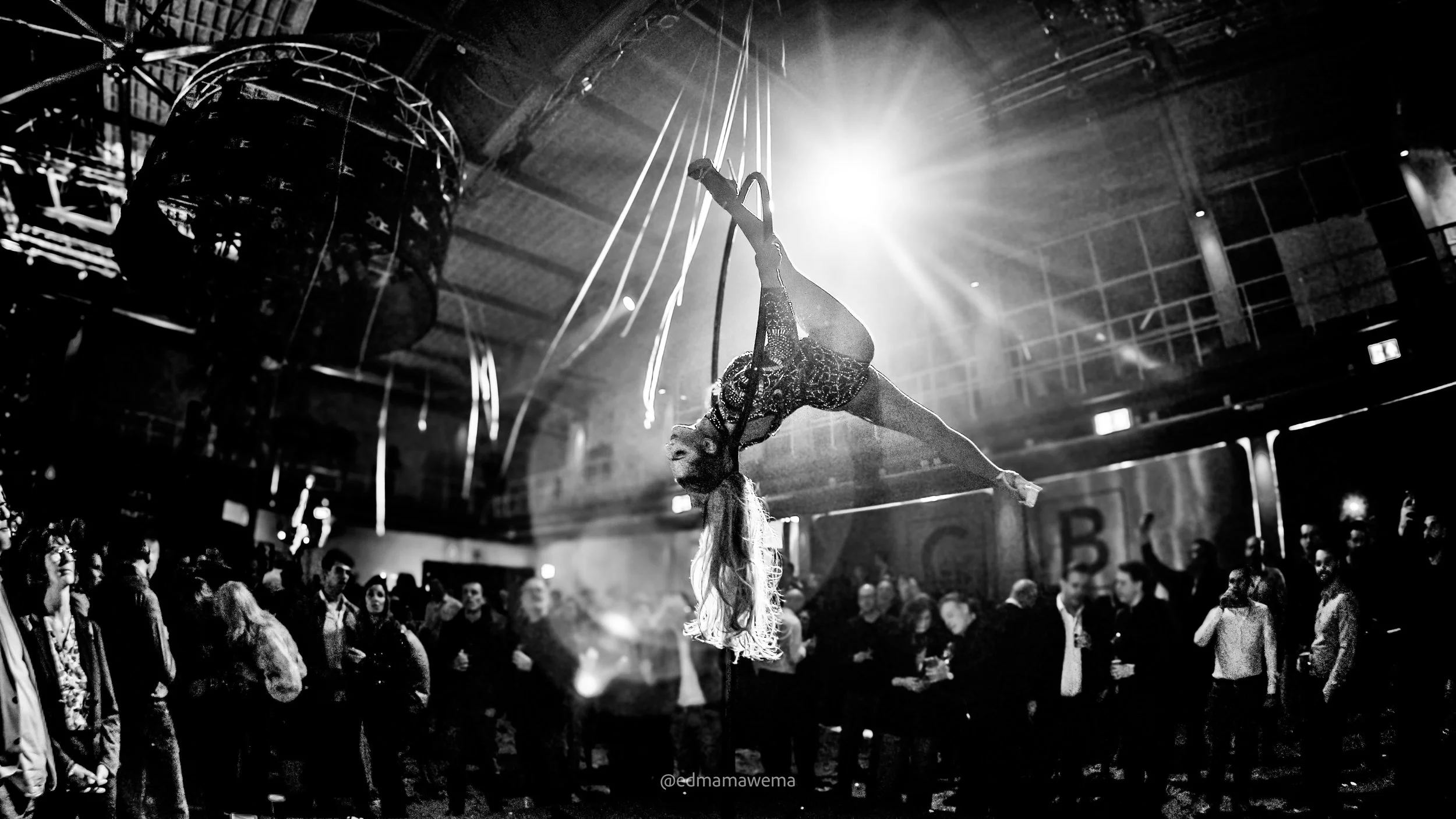 Aerialist in splagaat in een hoepel op een bedrijfsevenement 