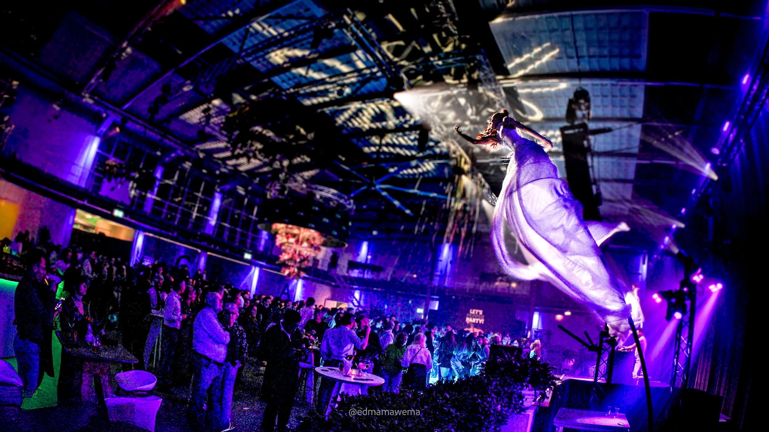 Aerial swaypole act performer zwevend boven publiek tijdens een indrukwekkende live show en event productie.