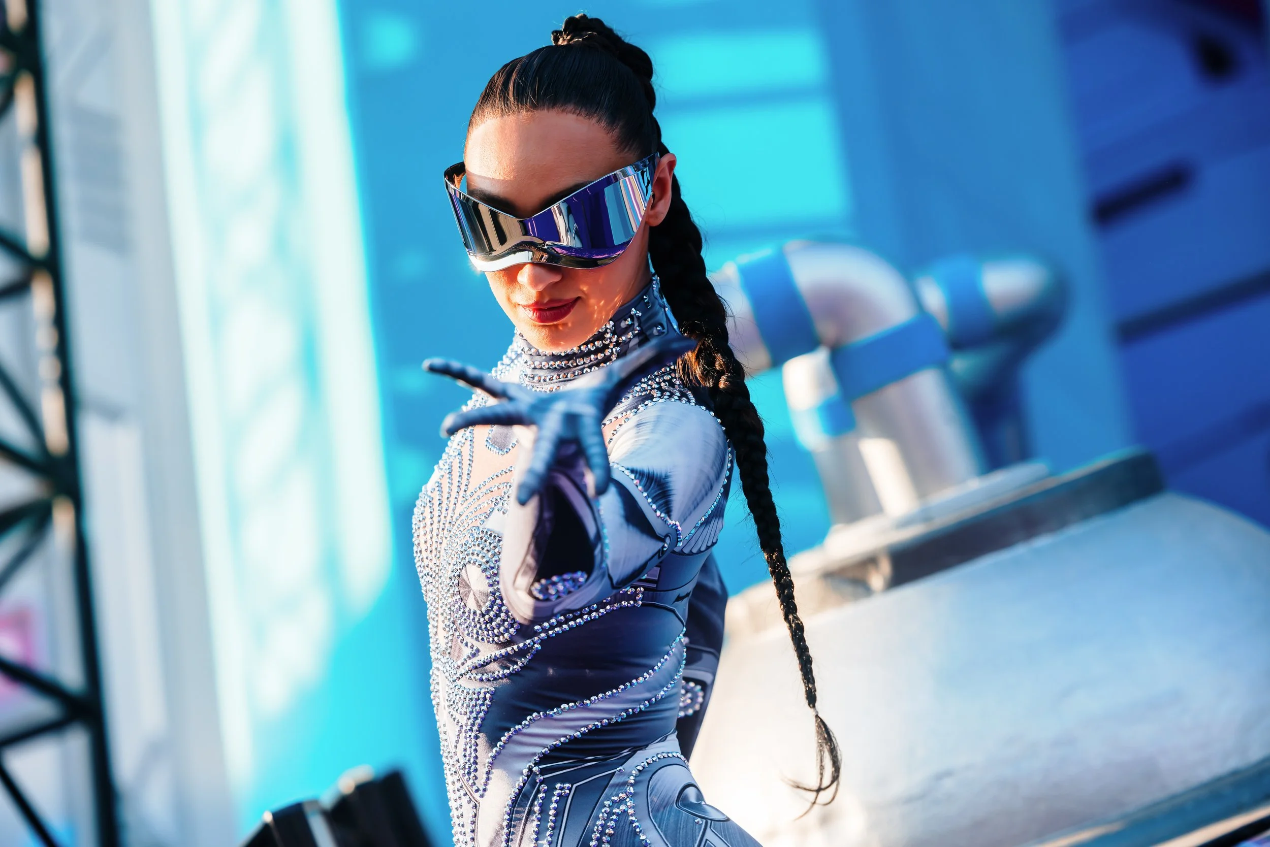 Futuristische entertainment performer in metallic kostuum tijdens een live show performance op een event.
