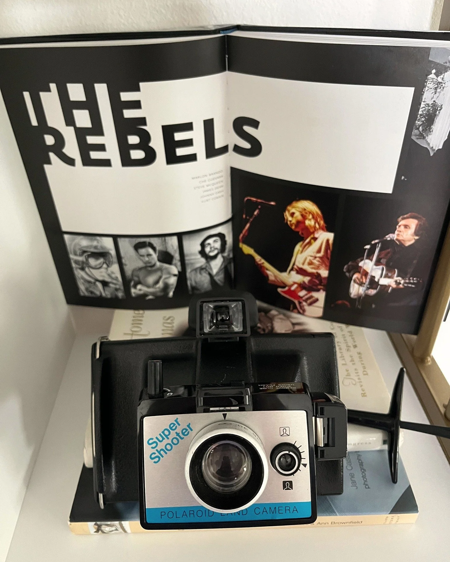 A vintage camera, a beloved book and the unmistakable pull of art that refuses to follow the rules. 
#ArtBooks #GlamVintage #vintagecamera #midcenturystyle #artcollector