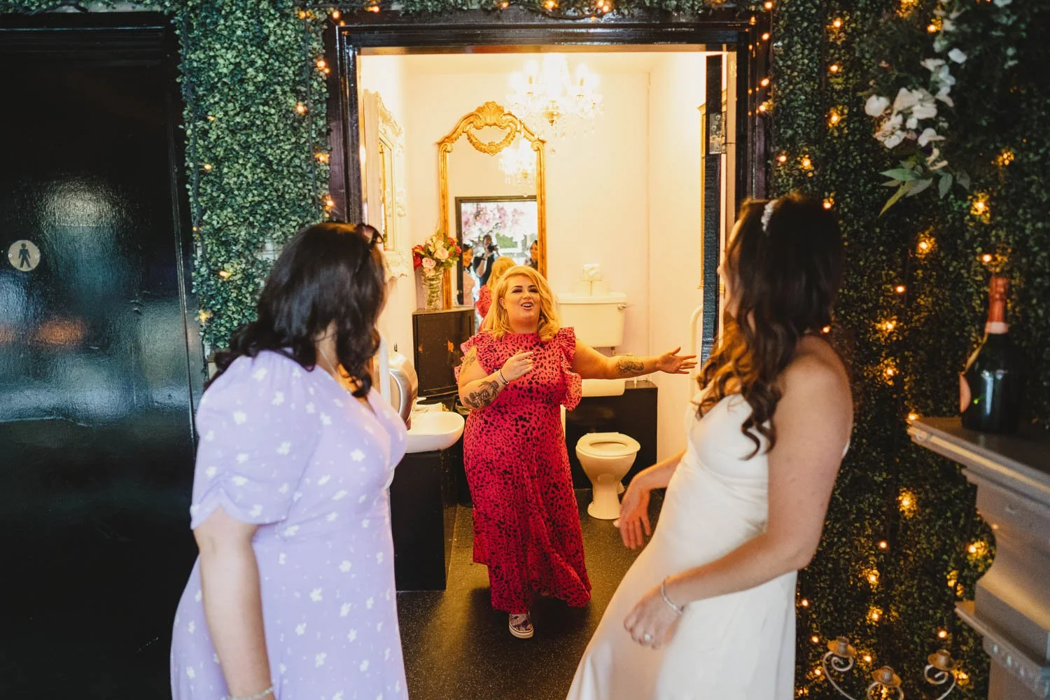  Geraldine and Greg’s cool wedding in the Treehouse at AMPM/Cabaret Supper Club in Belfast.  After their ceremony in Saintfield, we took the couple to Botanic Gardens in Belfast for their Wedding Photos.   