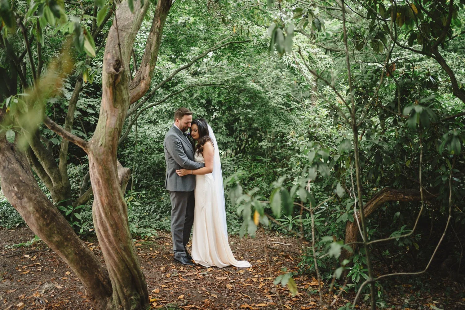  Geraldine and Greg’s cool wedding in the Treehouse at AMPM/Cabaret Supper Club in Belfast.  After their ceremony in Saintfield, we took the couple to Botanic Gardens in Belfast for their Wedding Photos.   