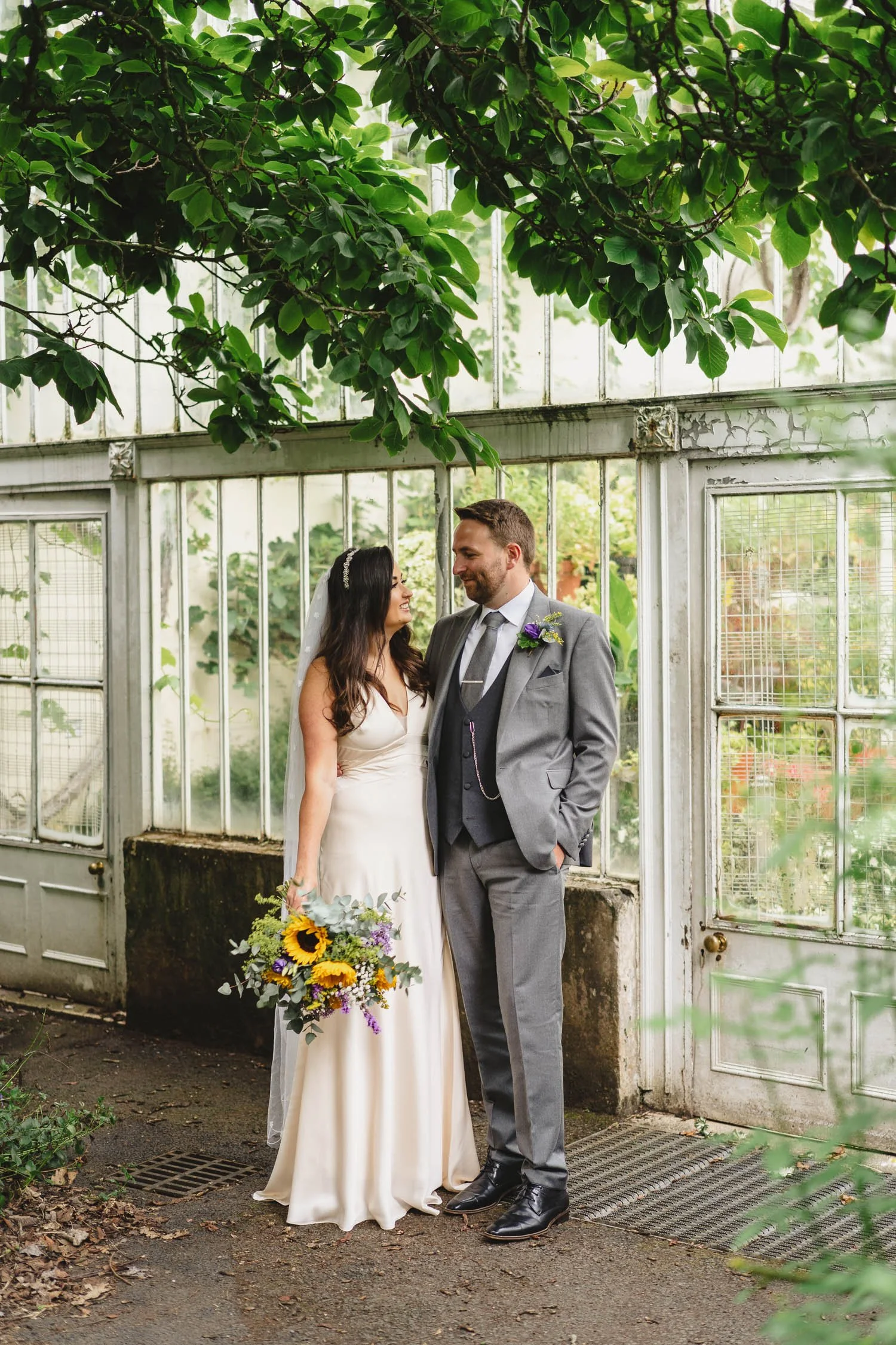  Geraldine and Greg’s cool wedding in the Treehouse at AMPM/Cabaret Supper Club in Belfast.  After their ceremony in Saintfield, we took the couple to Botanic Gardens in Belfast for their Wedding Photos.   